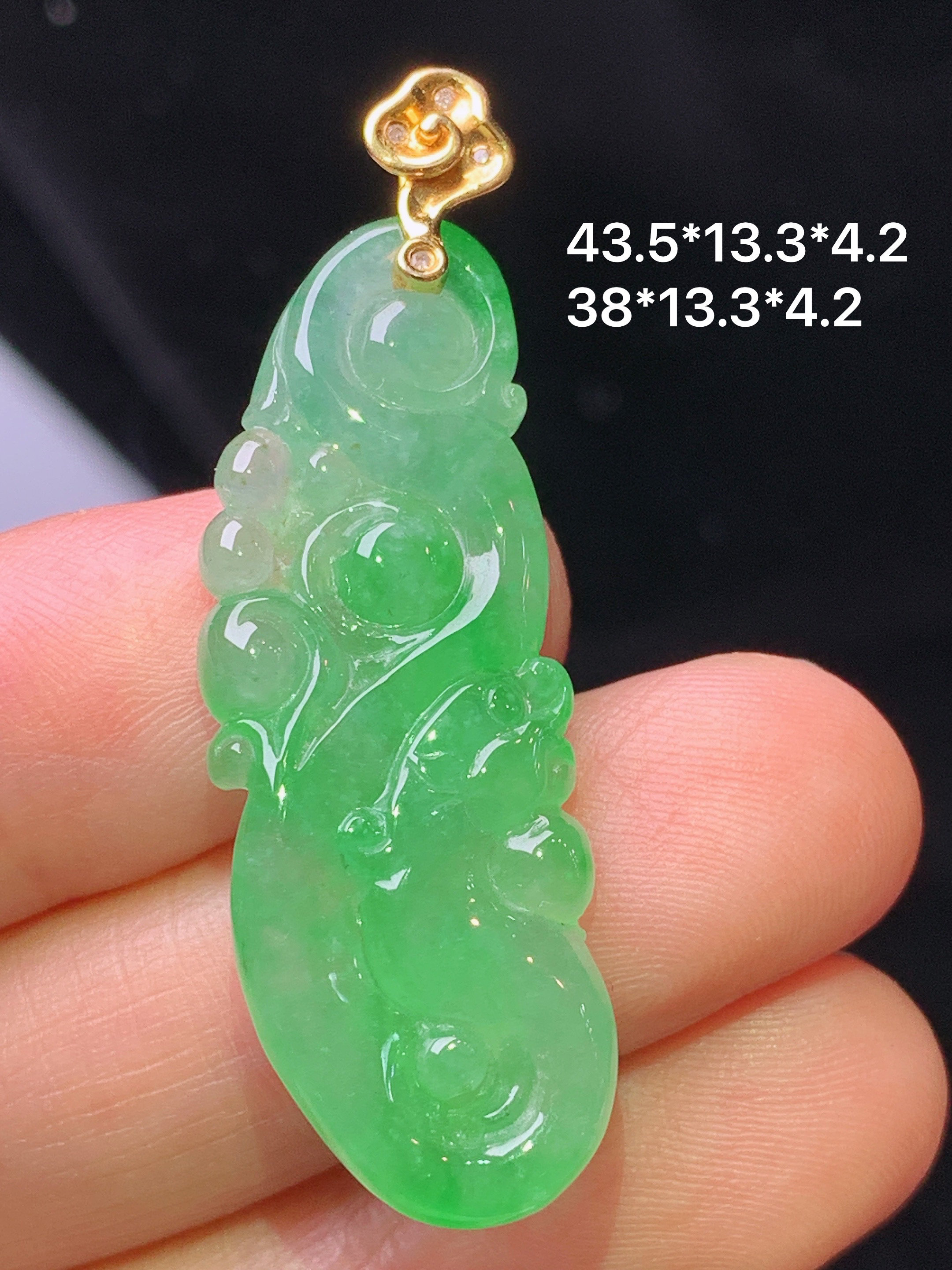 18k金镶嵌冰阳绿如意吊坠 玉质细腻 色泽艳丽清新 水润亮眼 整体尺寸43.5*13.3*4.2z1