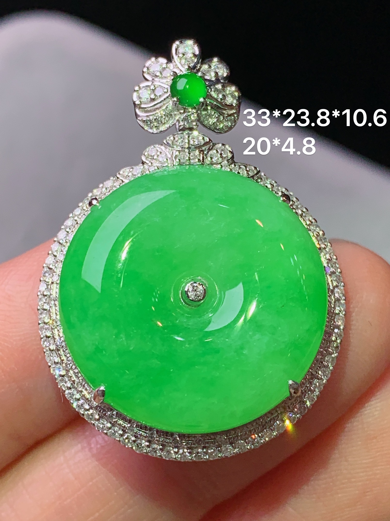 18k金钻镶嵌阳绿平安扣吊坠 玉质细腻 色泽艳丽清新 水润亮眼 整体尺寸33*23.8*10.6 h6