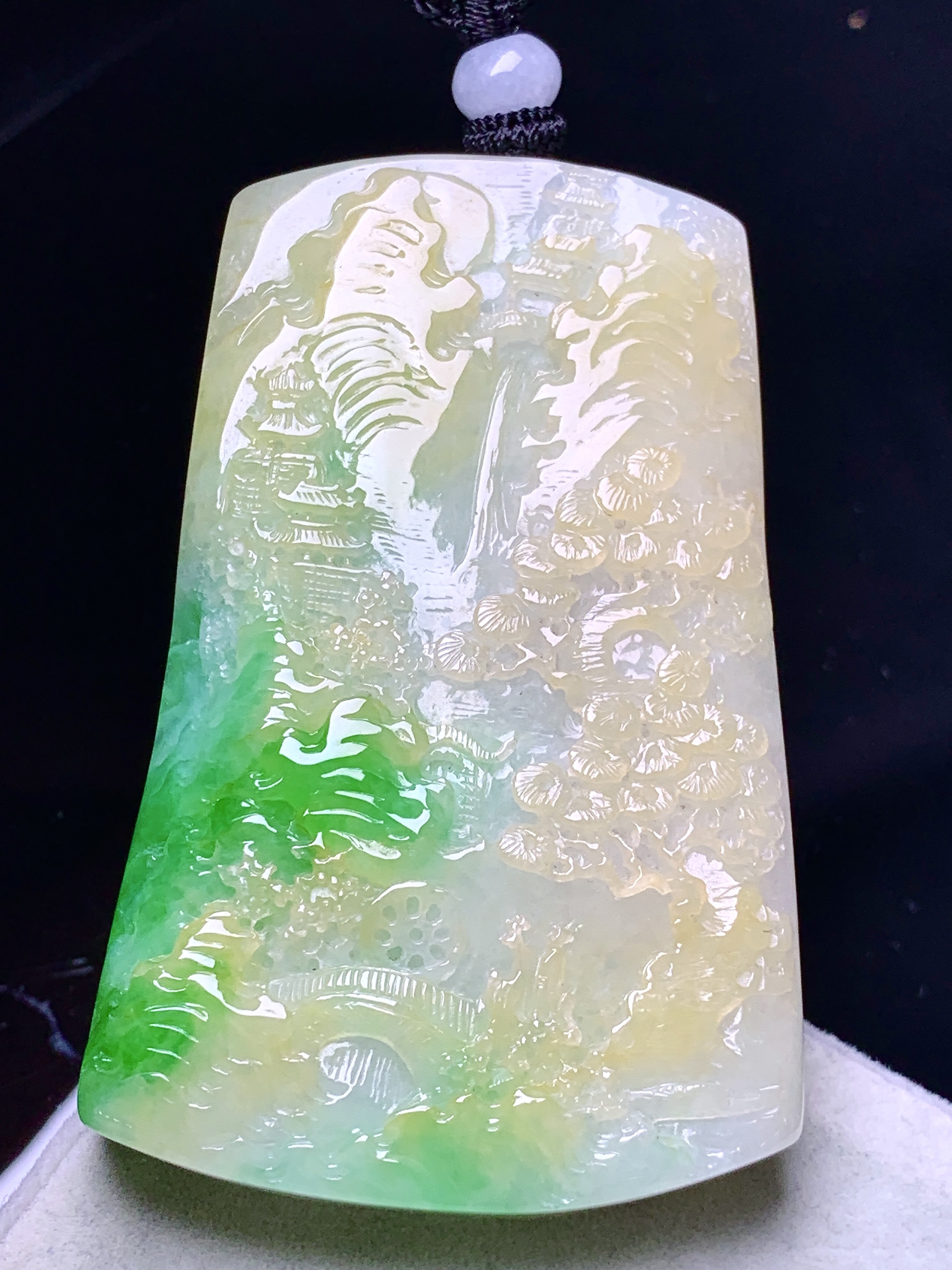 飘黄翡翡山水吊坠 玉质细腻 色泽艳丽清新 水润亮眼 整体尺寸61.2*39*10.3w1