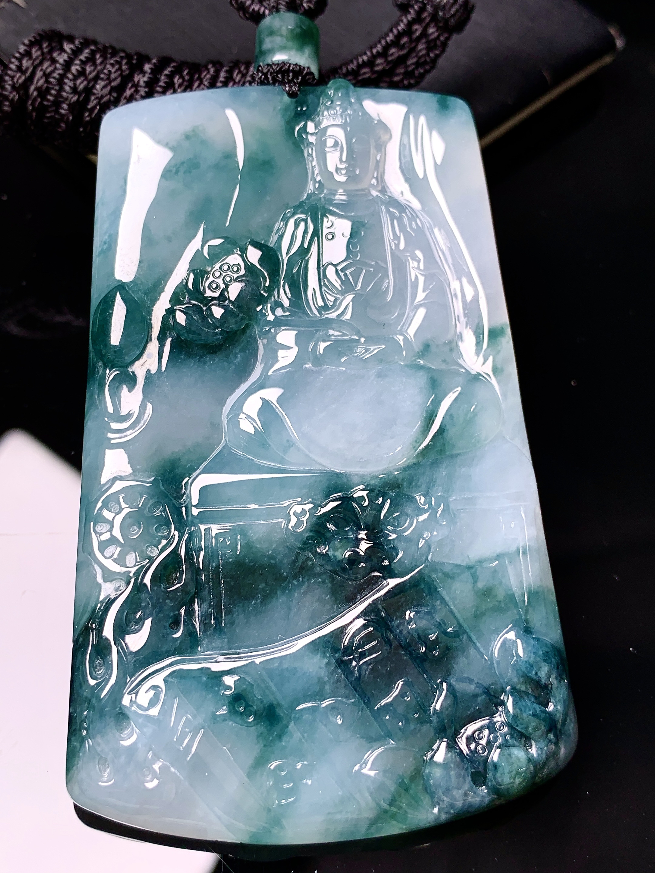 飘蓝观音菩萨吊坠 玉质细腻 色泽艳丽清新 水润亮眼 整体尺寸69.2*42.6*5.6L1