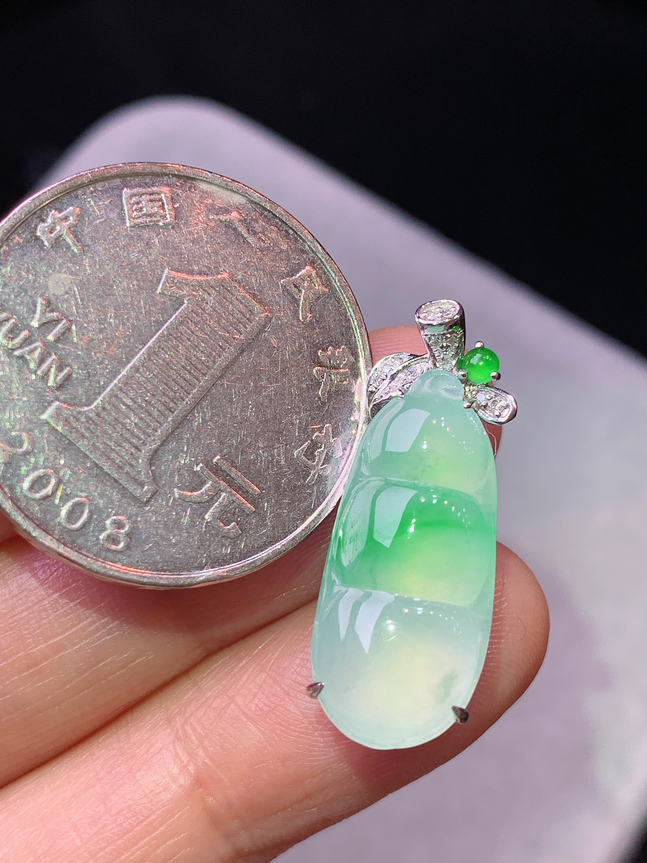 18k金钻镶嵌冰飘阳绿四季豆吊坠 玉质细腻 色泽艳丽清新 水润亮眼 整体尺寸25.7*9.8*6.2 h6