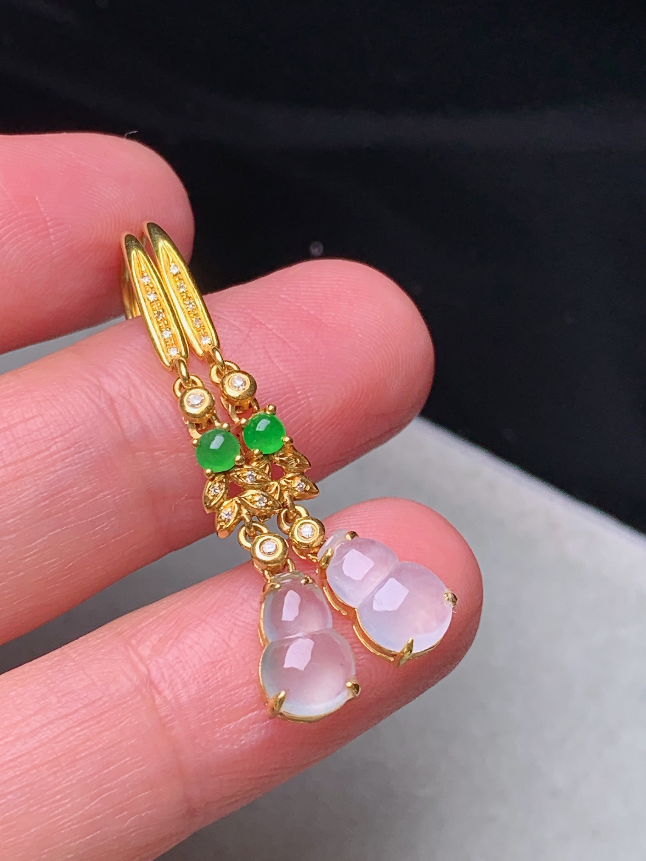 18k金钻镶嵌冰种葫芦耳坠 玉质细腻 色泽艳丽清新 水润亮眼 整体尺寸37.2*5.8*4.2z1