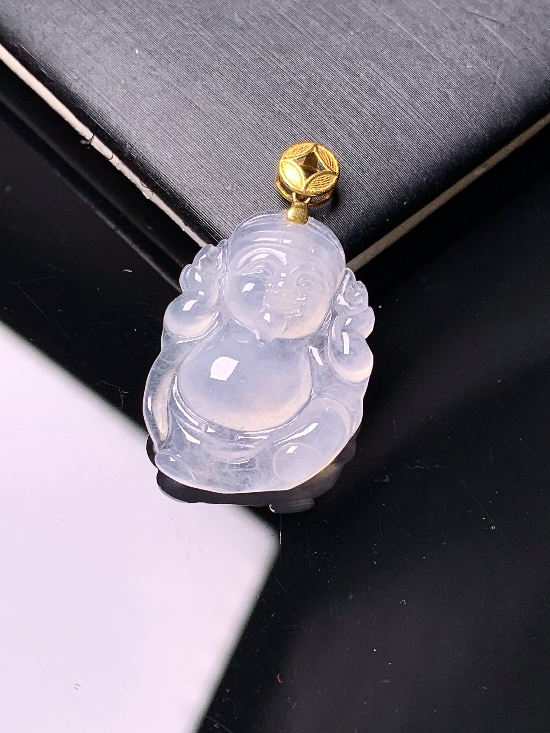 18k金镶嵌冰种财神吊坠 玉质细腻 色泽艳丽清新 水润亮眼 整体尺寸28.3*16.5*4.5f4