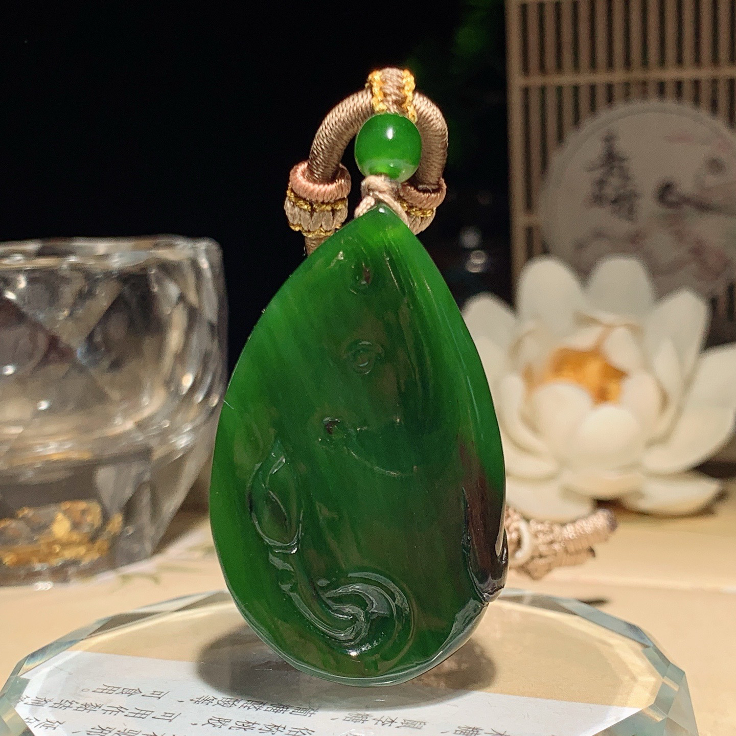 和田玉红皮料阳绿俄罗斯碧玉连年有余挂件。尺寸44/27/11重25克 玉质细腻油润。手推出油。佩戴高端典雅。lt260504
