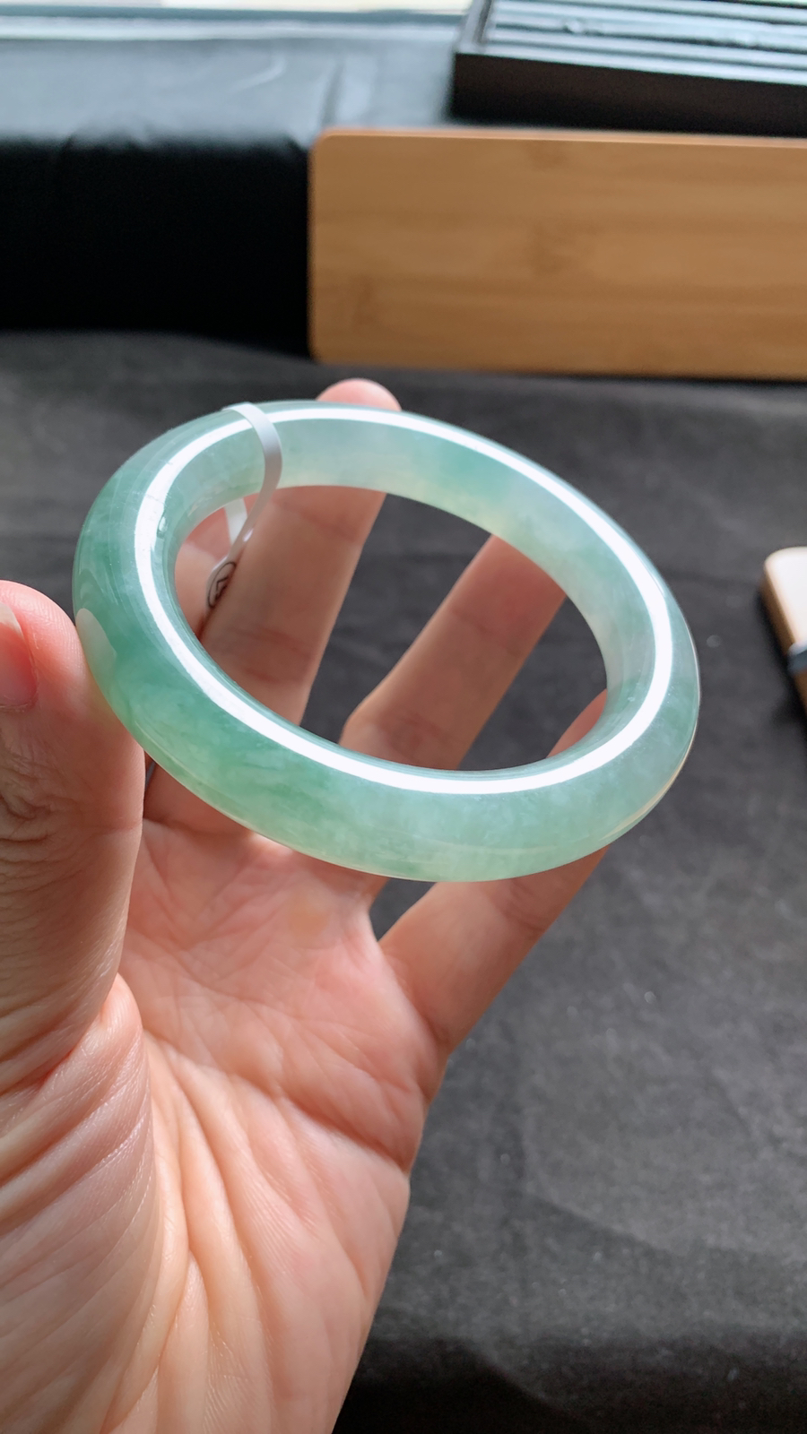 57圈口 天然A货翡翠飘绿圆条手镯 种水好 条形好