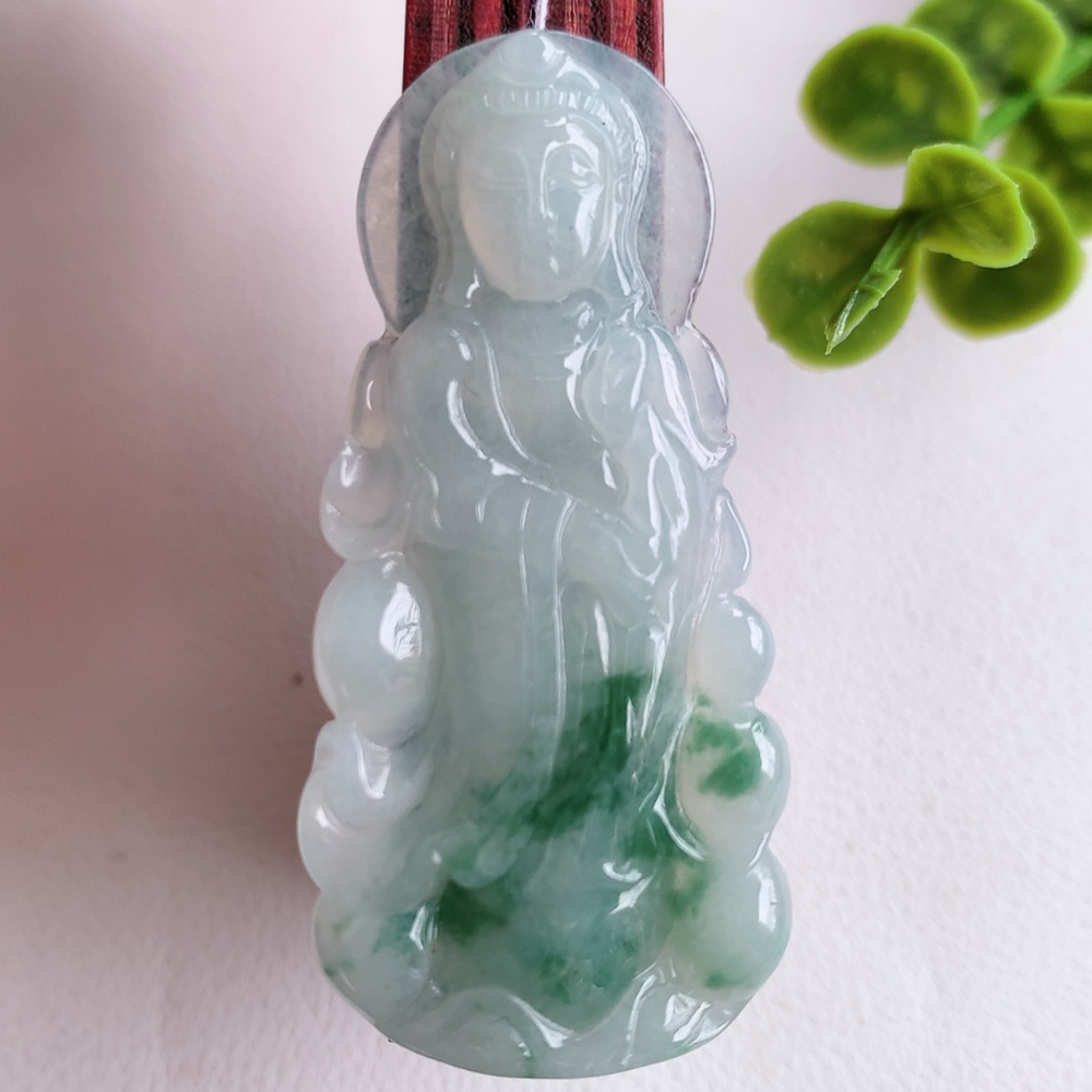 冰润飘花精雕观音吊坠，法相端庄大气，工艺精湛，种色浓郁，细腻饱满冰润，种老水足，收藏佳品，佩戴大气 