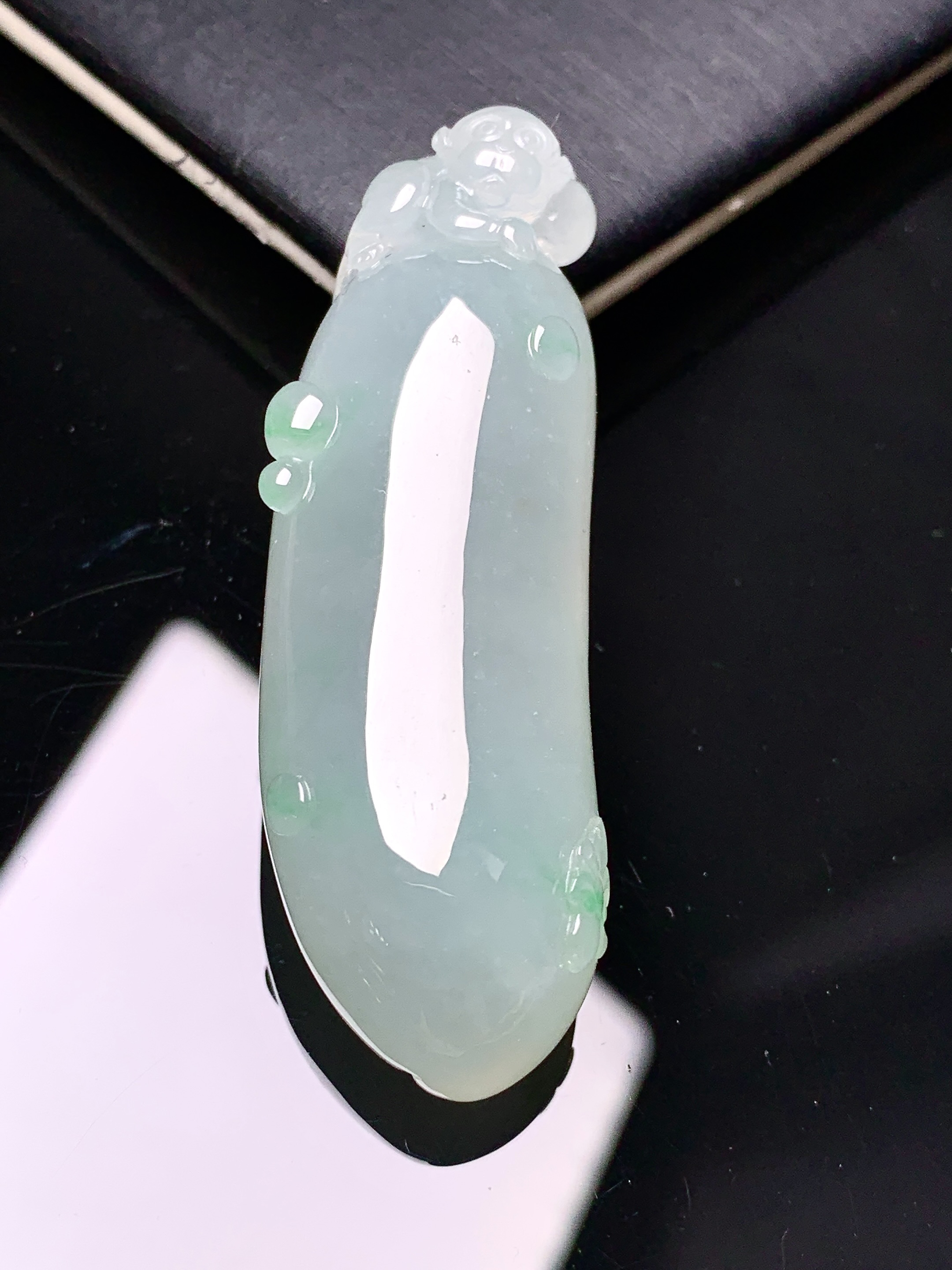 冰种福瓜吊坠 玉质细腻 色泽艳丽清新 水润亮眼 整体尺寸50.8*16.5*11.6f4