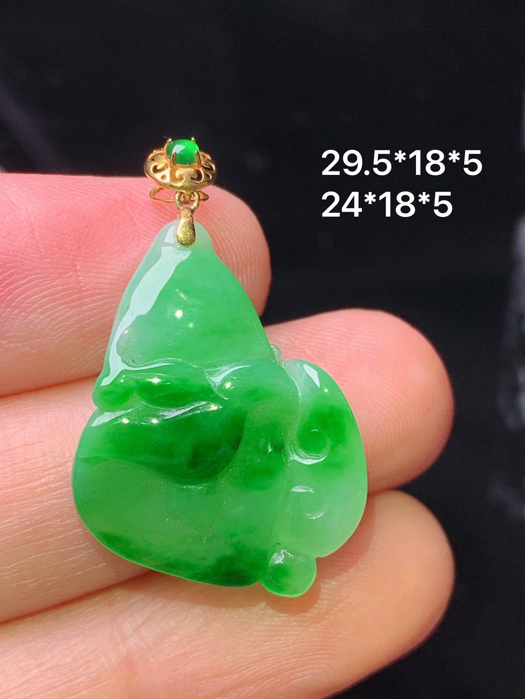 18k金镶嵌飘绿白菜吊坠 玉质细腻 色泽艳丽清新 水润亮眼 整体尺寸29.5*18*5z1