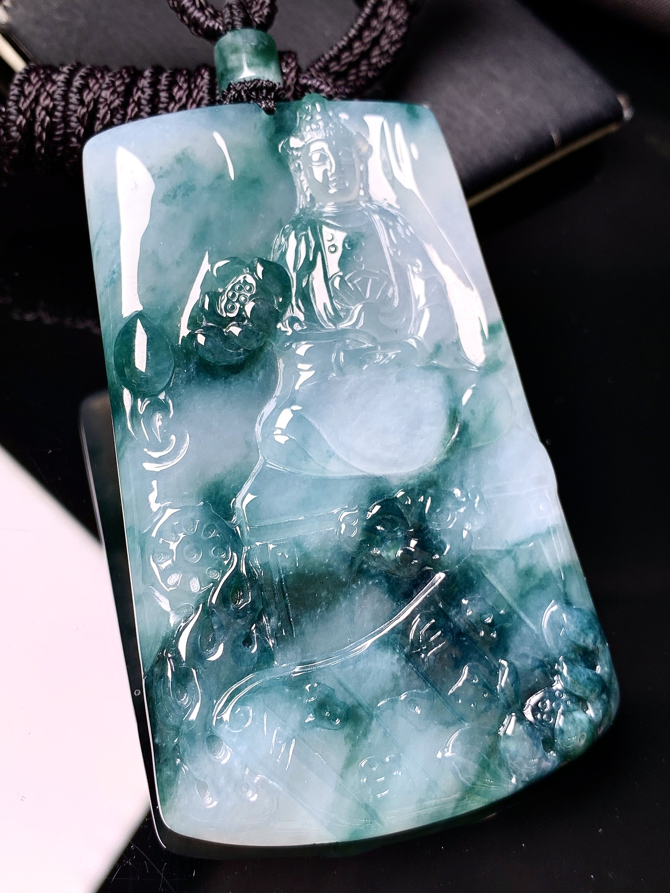 飘蓝观音菩萨吊坠 玉质细腻 色泽艳丽清新 水润亮眼 整体尺寸69.2*42.6*5.6L1