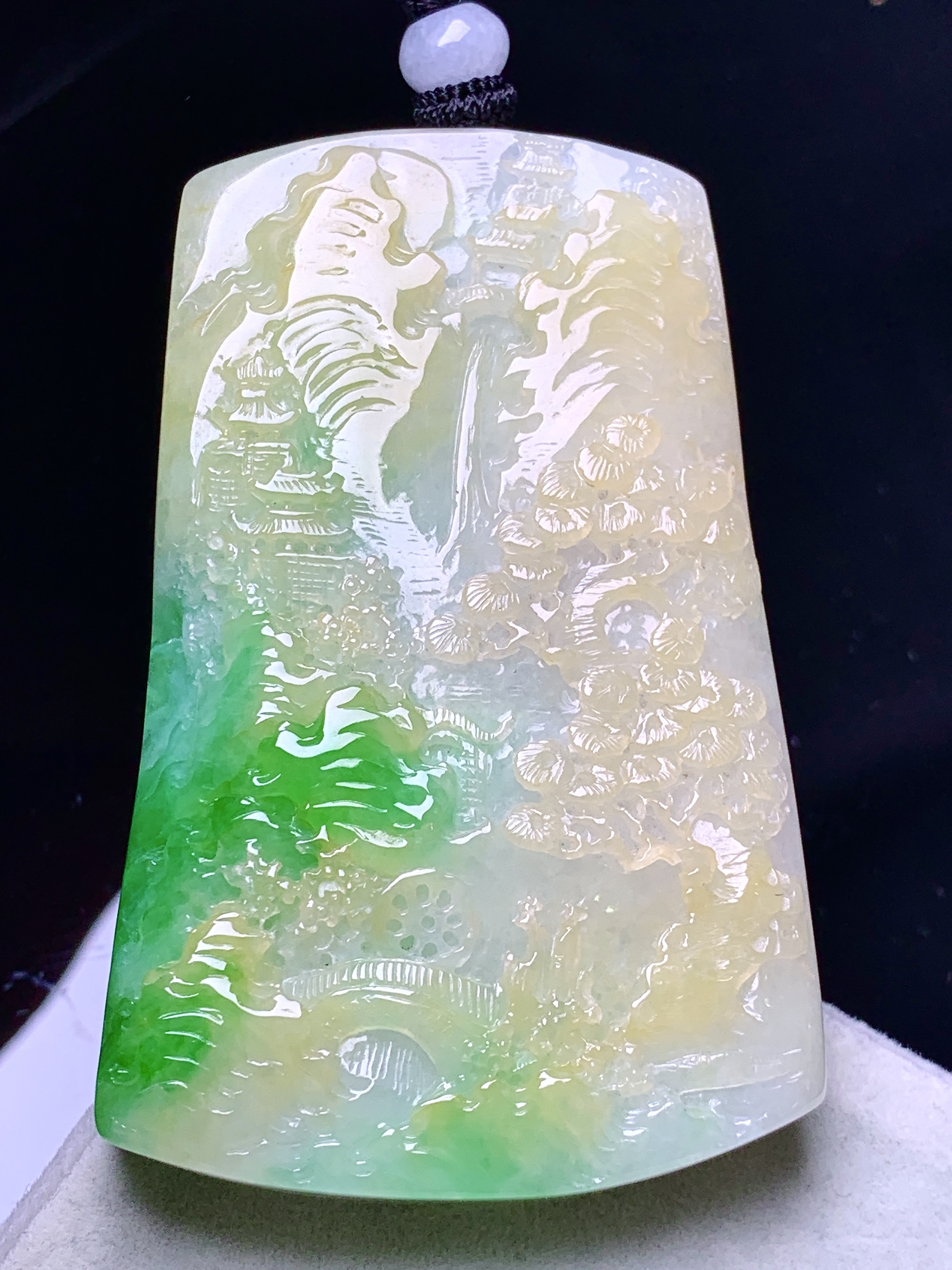 飘黄翡翡山水吊坠 玉质细腻 色泽艳丽清新 水润亮眼 整体尺寸61.2*39*10.3w1