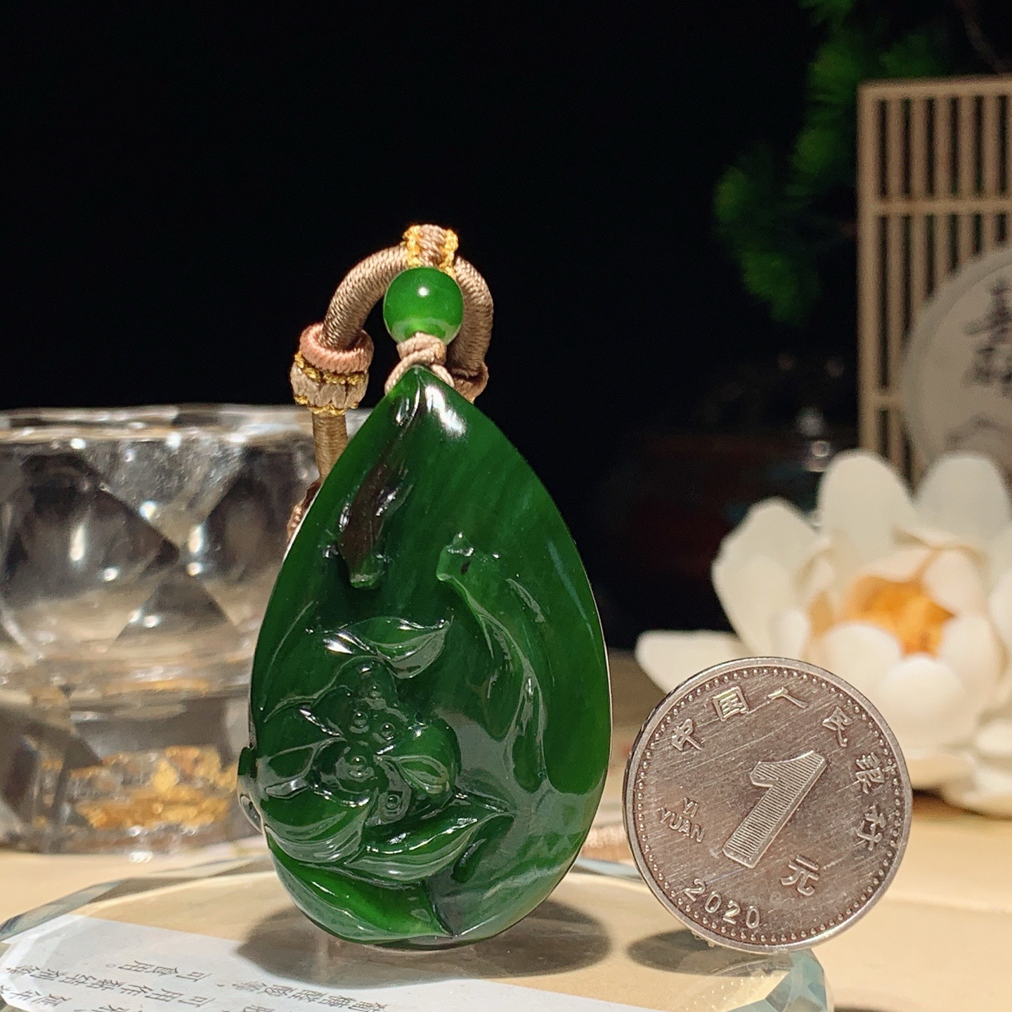 和田玉红皮料阳绿俄罗斯碧玉连年有余挂件。尺寸44/27/11重25克 玉质细腻油润。手推出油。佩戴高端典雅。lt260504