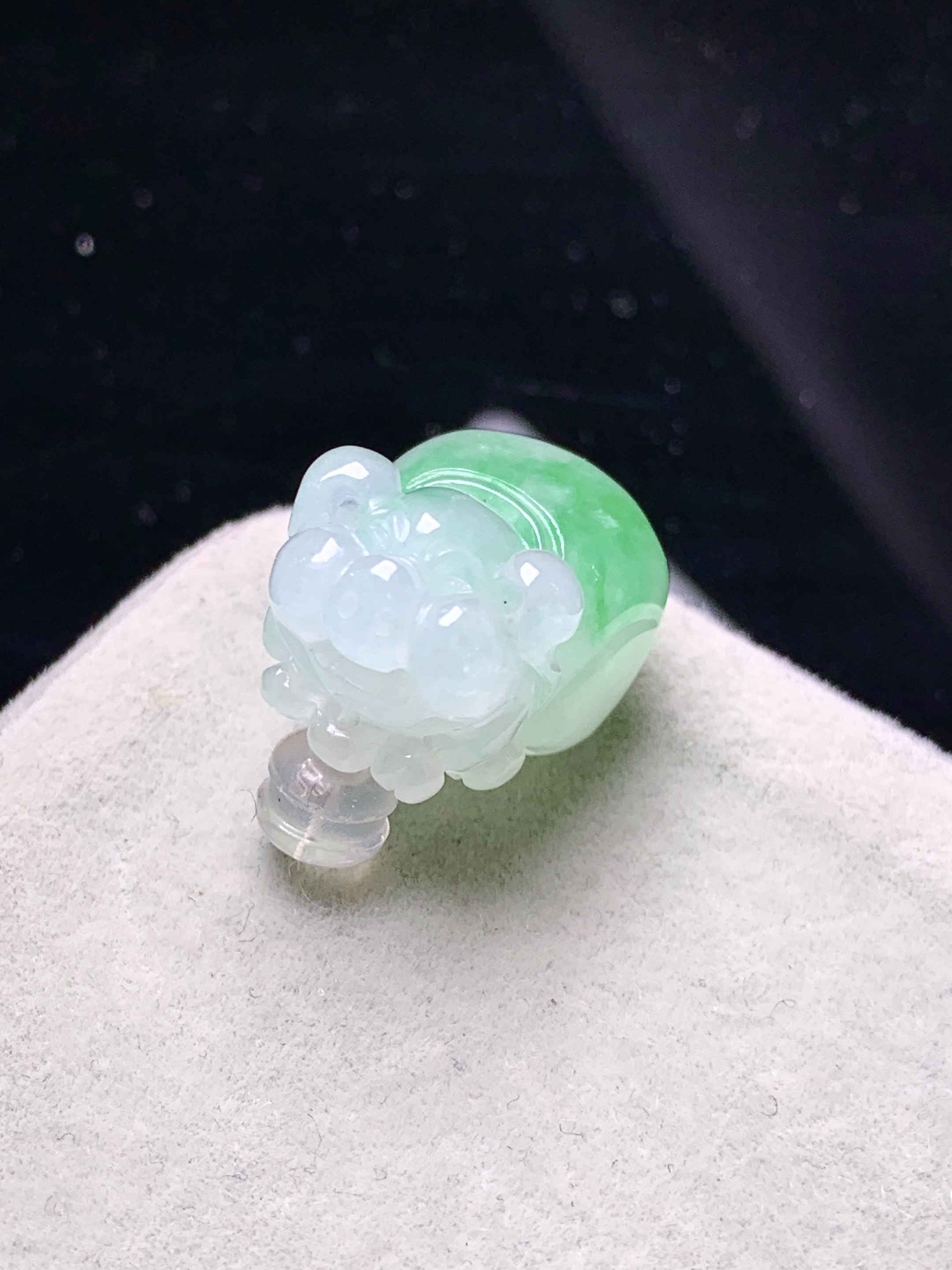 飘绿生肖猪吊坠 玉质细腻 色泽艳丽清新 水润亮眼 整体尺寸17.5*12*10.8a5