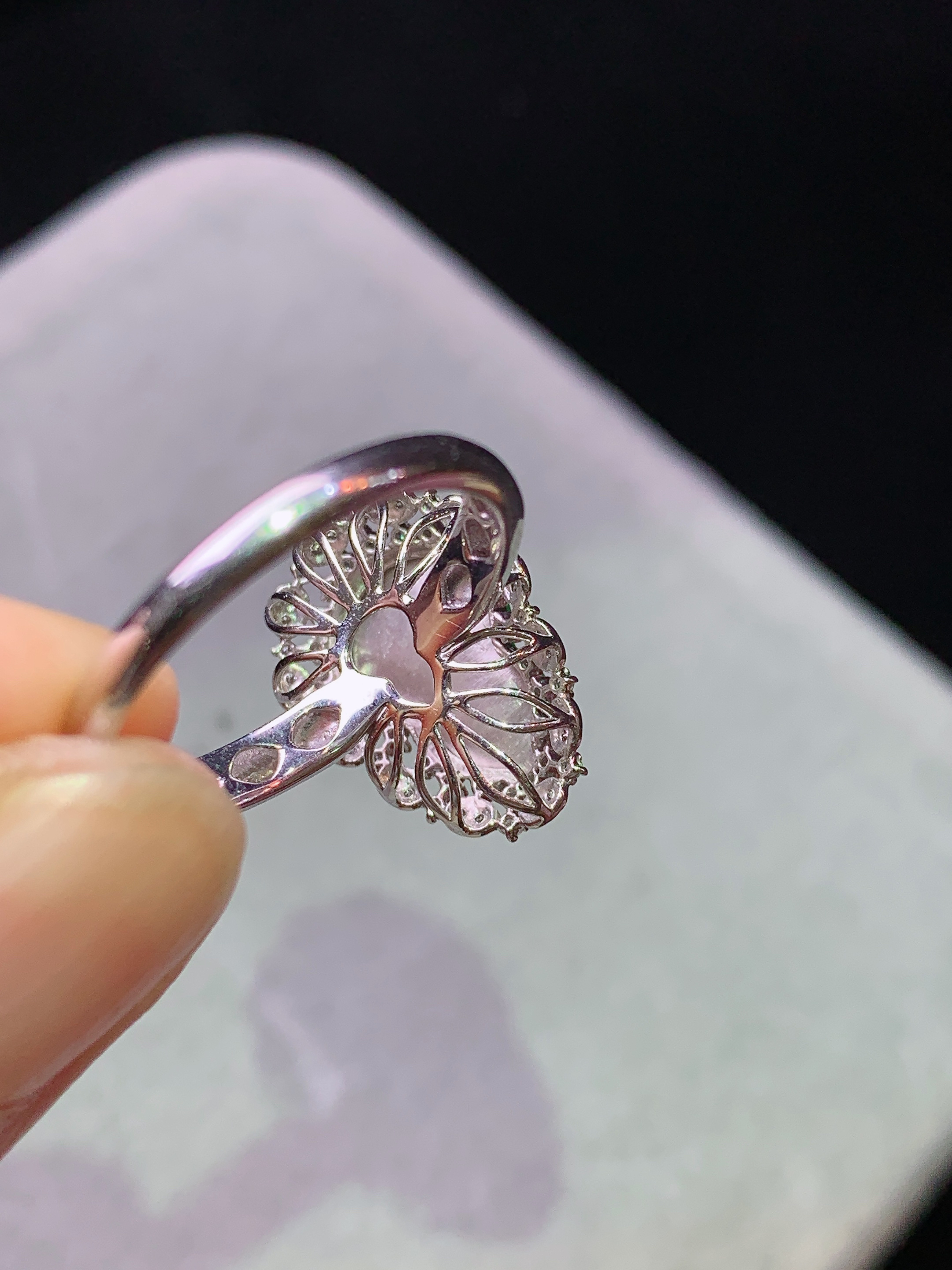18k金钻镶嵌冰阳绿葫芦戒指 玉质细腻 色泽艳丽清新 水润亮眼 圈口14 整体尺寸16.6*12.2*8.5 x2