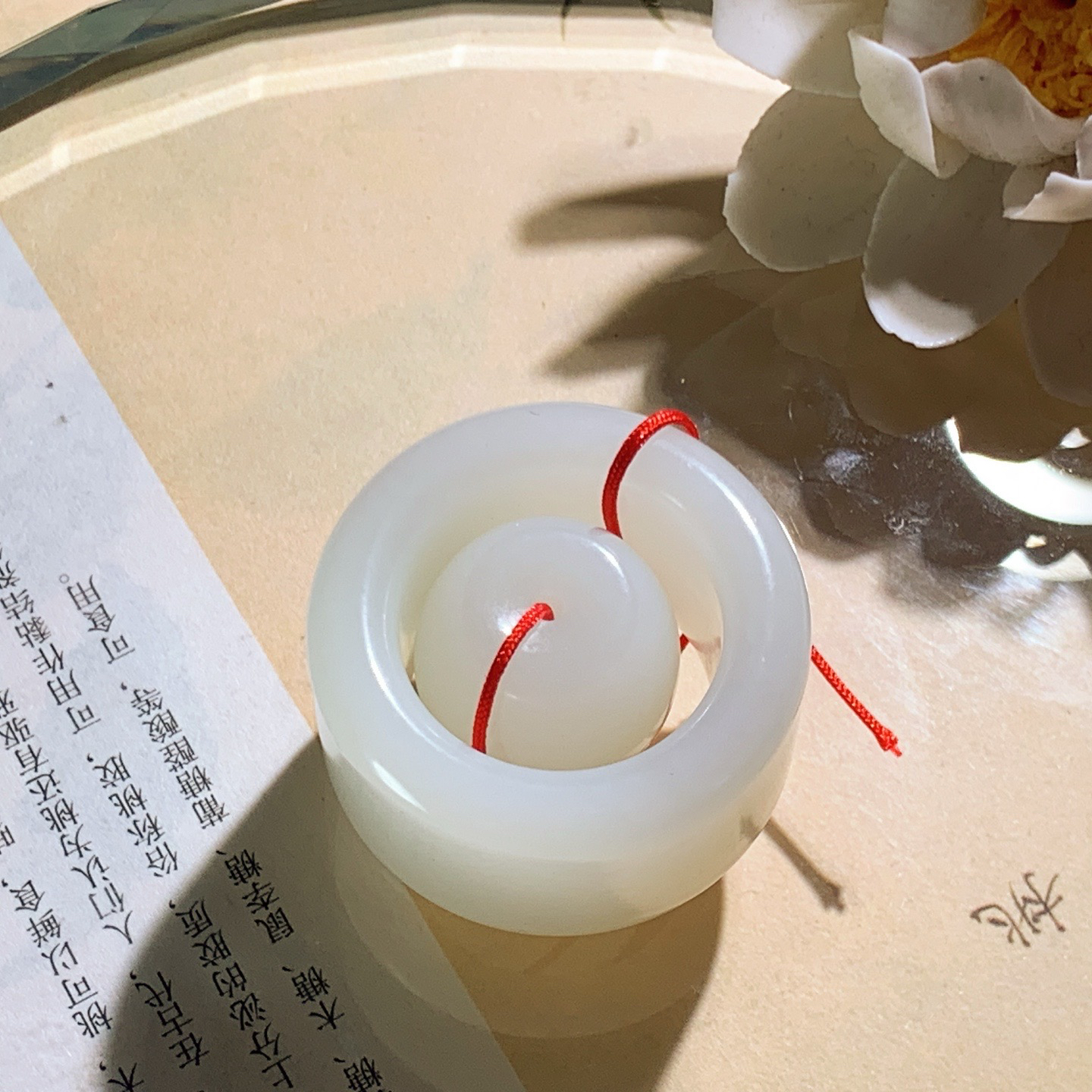 和田玉羊脂白玉扳指 内径22尺寸20/6重43.5克 玉质细腻油润 底色纯净 脂粉好，品质好。lt260504
