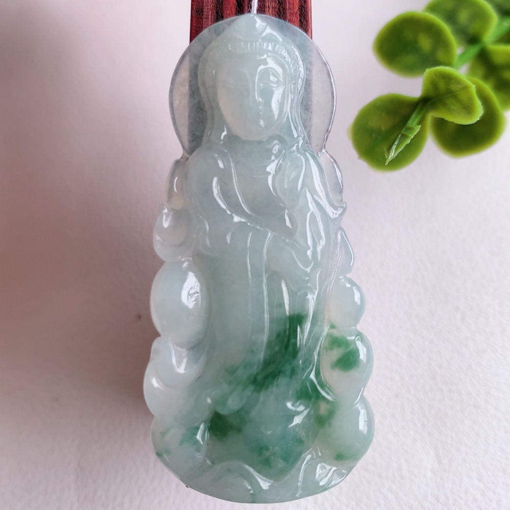 冰润飘花精雕观音吊坠，法相端庄大气，工艺精湛，种色浓郁，细腻饱满冰润，种老水足，收藏佳品，佩戴大气  W415.2   尺寸：52.5-25-5.3mm