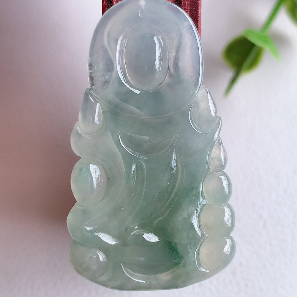 冰润精雕飘花观音吊坠，法相端庄大气，工艺精湛，种色浓郁，细腻饱满冰润，种老水足，收藏佳品，佩戴大气  W03.2   尺寸：39.5-23-4.8mm