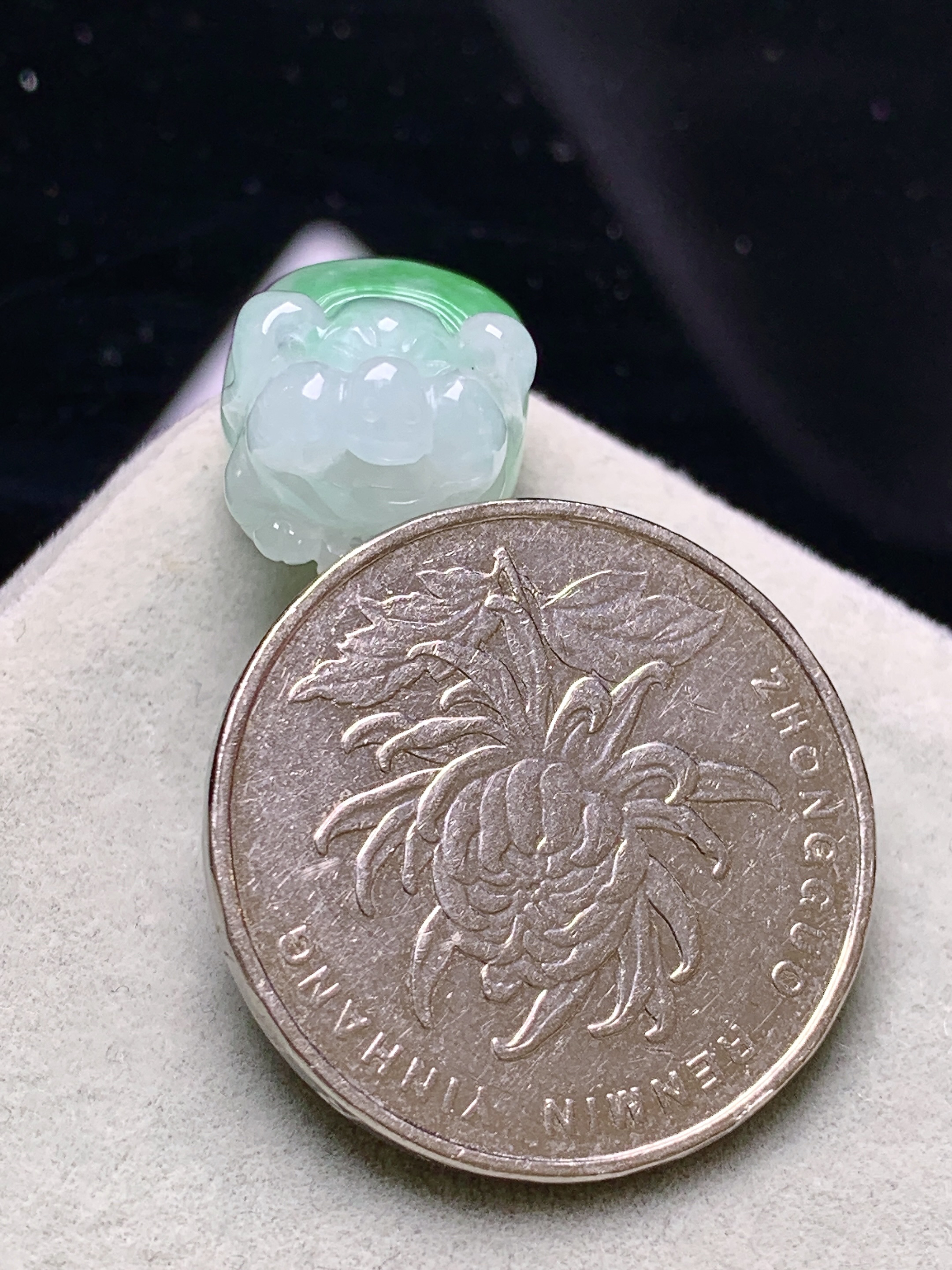 飘绿生肖猪吊坠 玉质细腻 色泽艳丽清新 水润亮眼 整体尺寸17.5*12*10.8a5