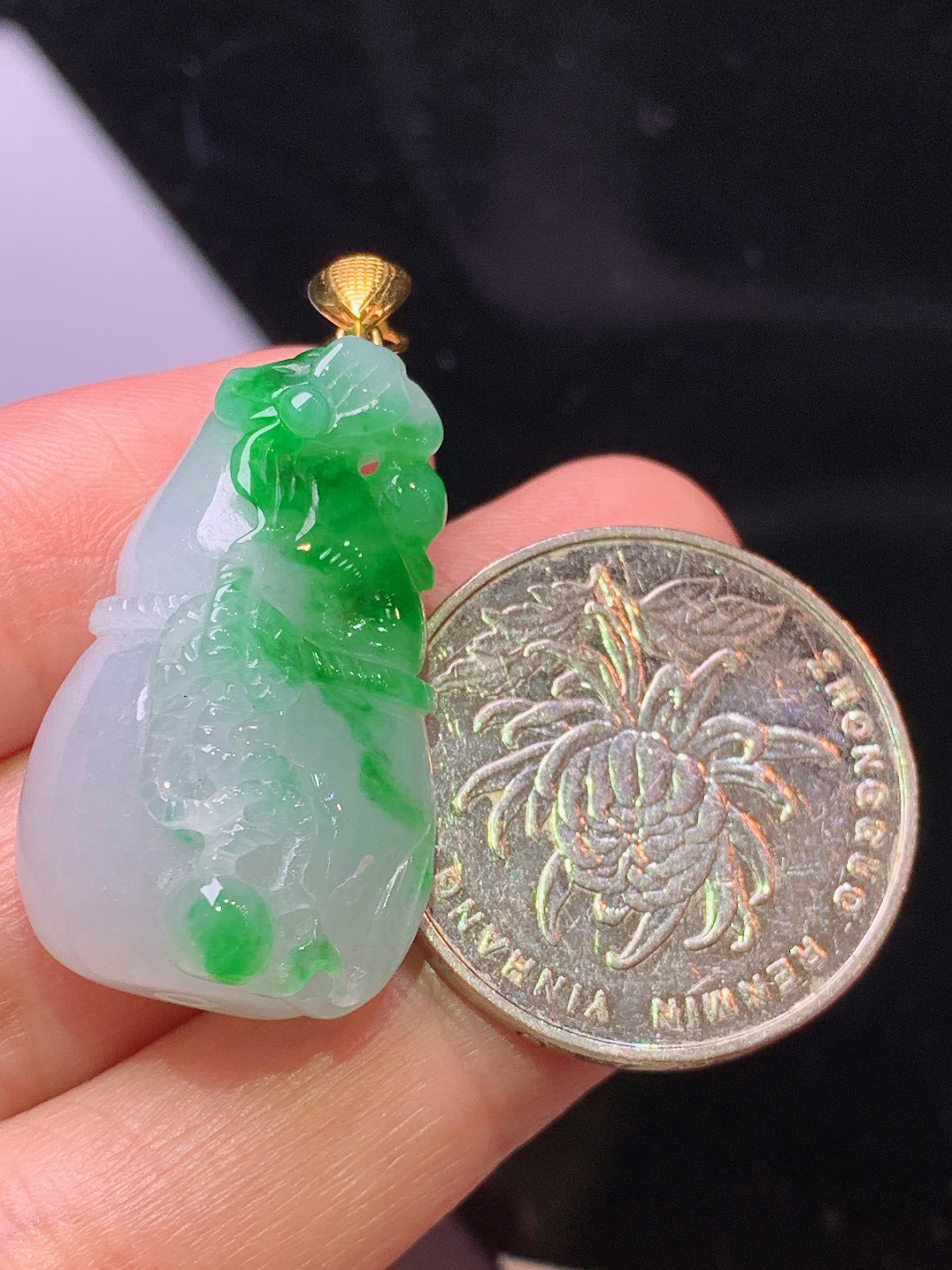 18k金镶嵌飘绿仿古葫芦吊坠 玉质细腻 色泽艳丽清新 水润亮眼 整体尺寸35.8*17.7*12a5