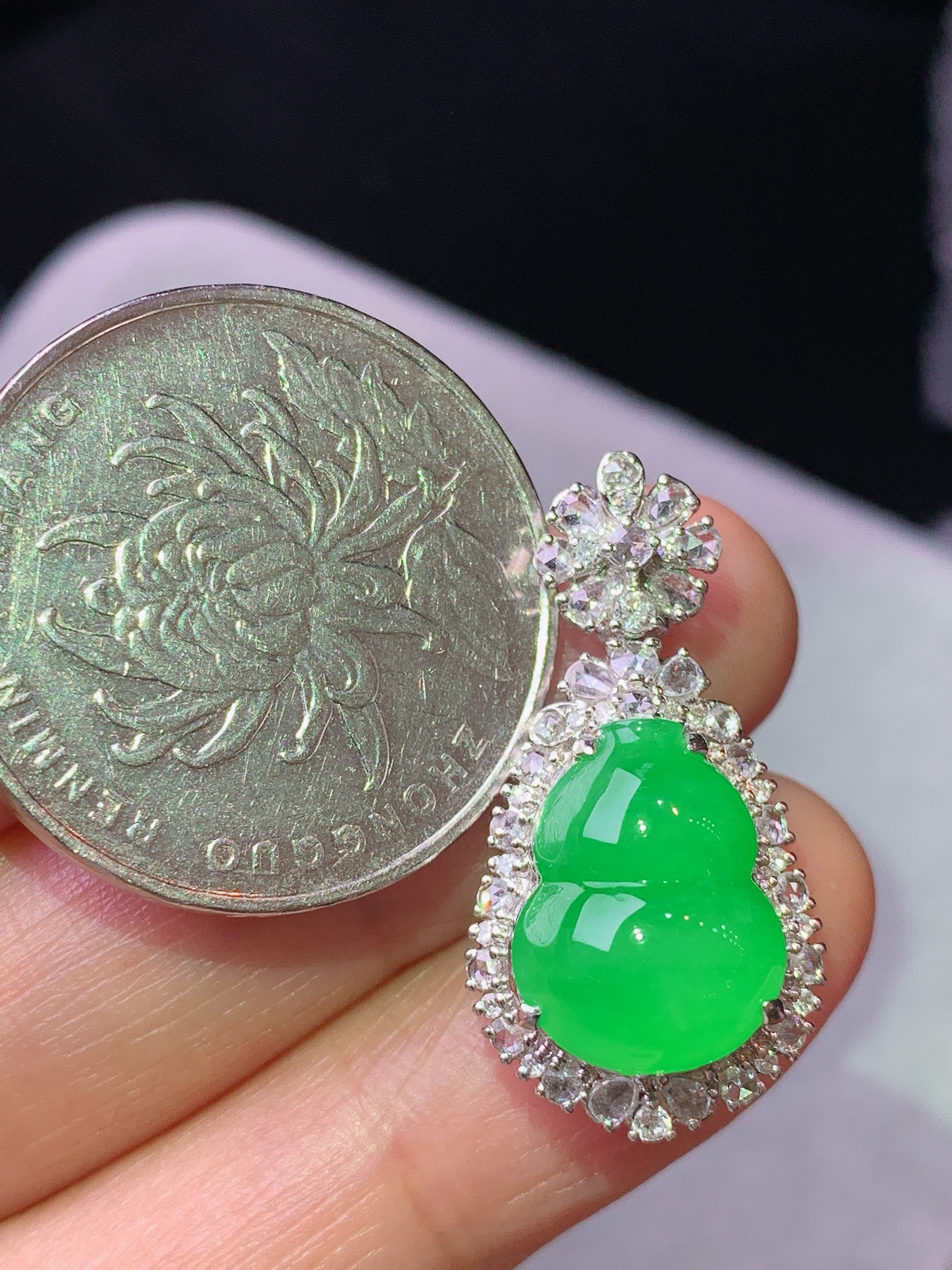 18k金钻镶嵌阳绿葫芦吊坠 玉质细腻 色泽艳丽清新 水润亮眼 整体尺寸27*14*11.5 h2