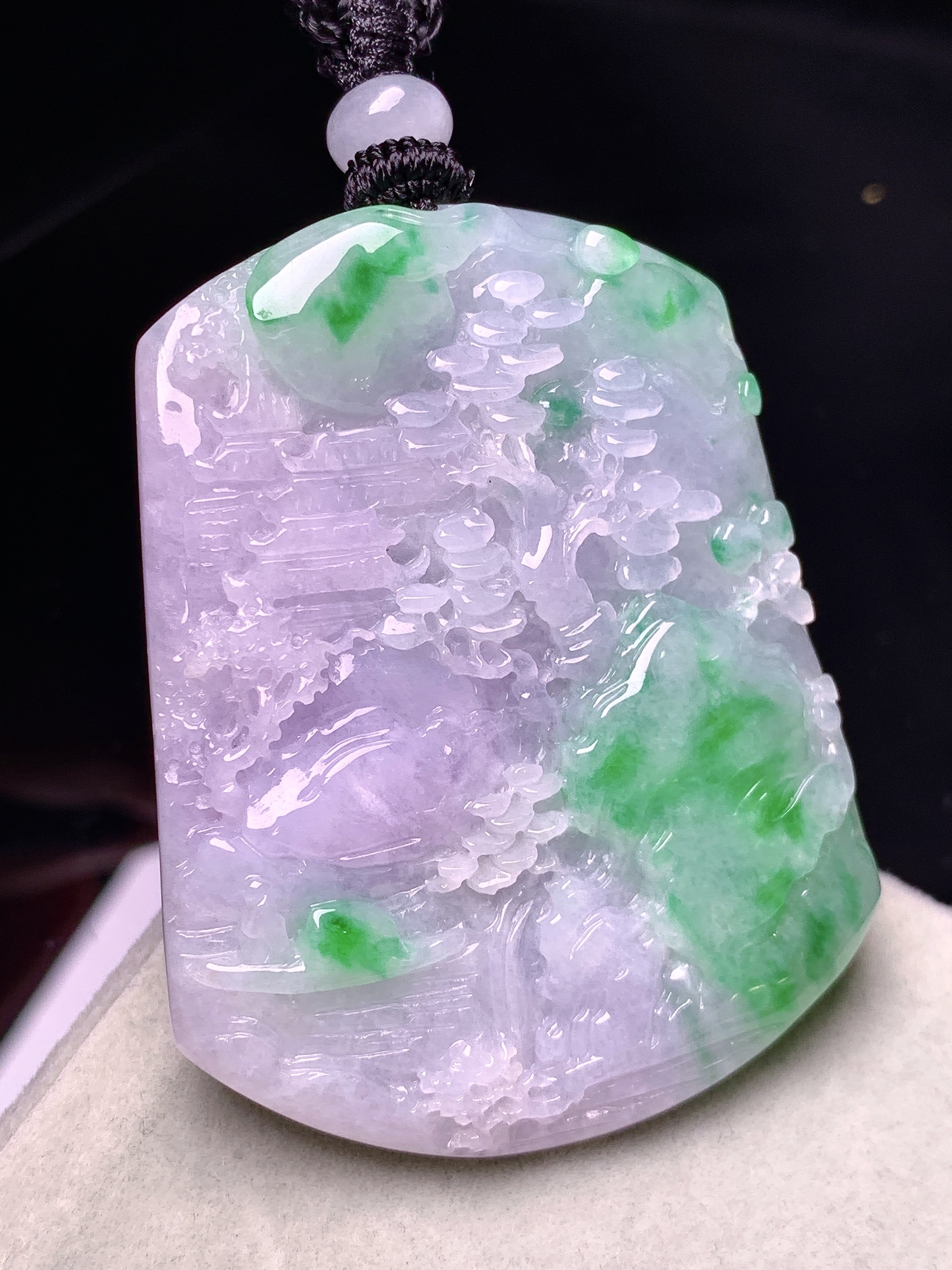 淡紫罗兰飘绿山水牌子吊坠 玉质细腻 色泽艳丽清新 水润亮眼 整体尺寸47.7*37.5*5.2w1