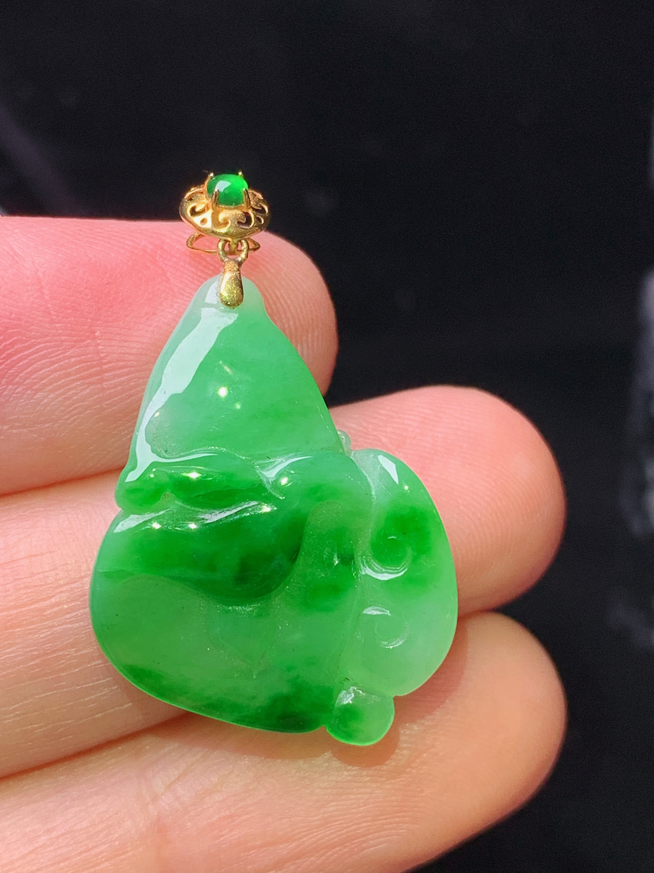 18k金镶嵌飘绿白菜吊坠 玉质细腻 色泽艳丽清新 水润亮眼 整体尺寸29.5*18*5z1
