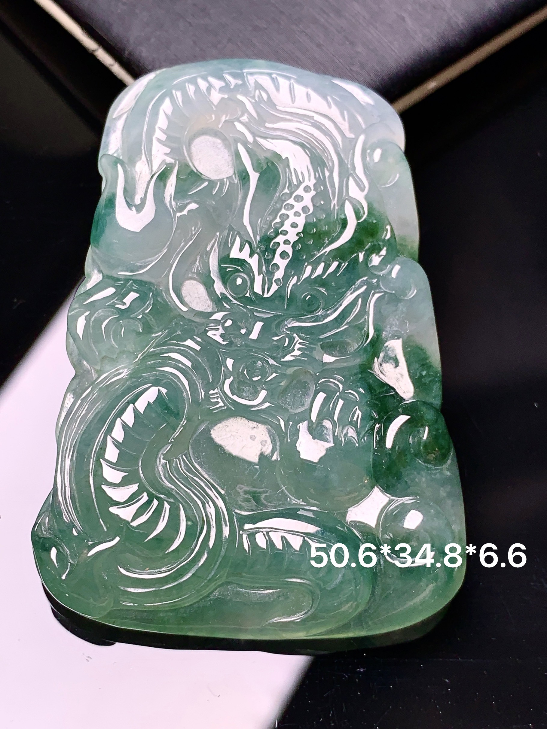 飘绿生肖龙吊坠 玉质细腻 色泽艳丽清新 水润亮眼 整体尺寸50.6*34.8*6.6c1