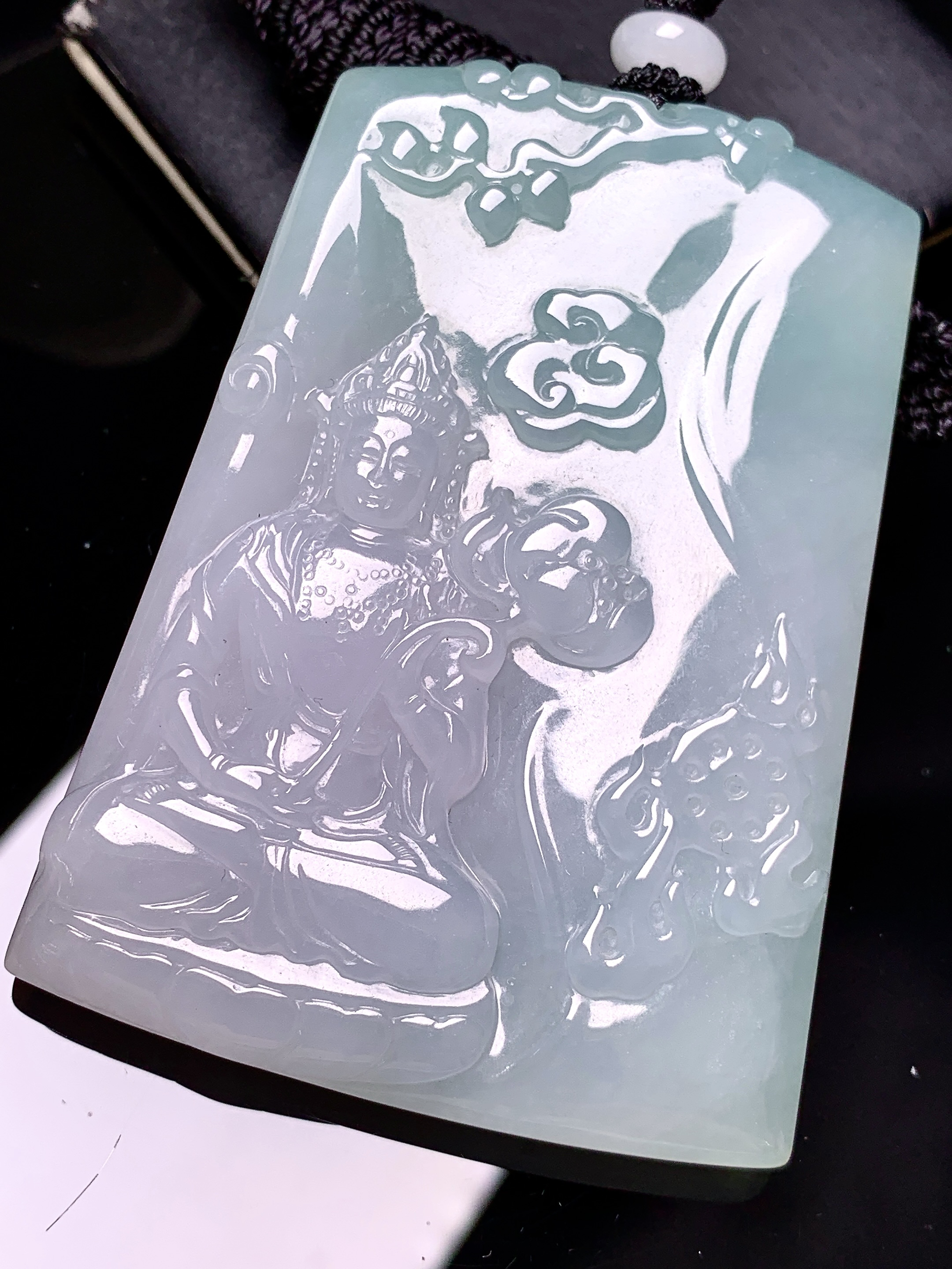 飘绿度母观音菩萨吊坠 玉质细腻 色泽艳丽清新 水润亮眼 整体尺寸65.8*47.6*7.6L1