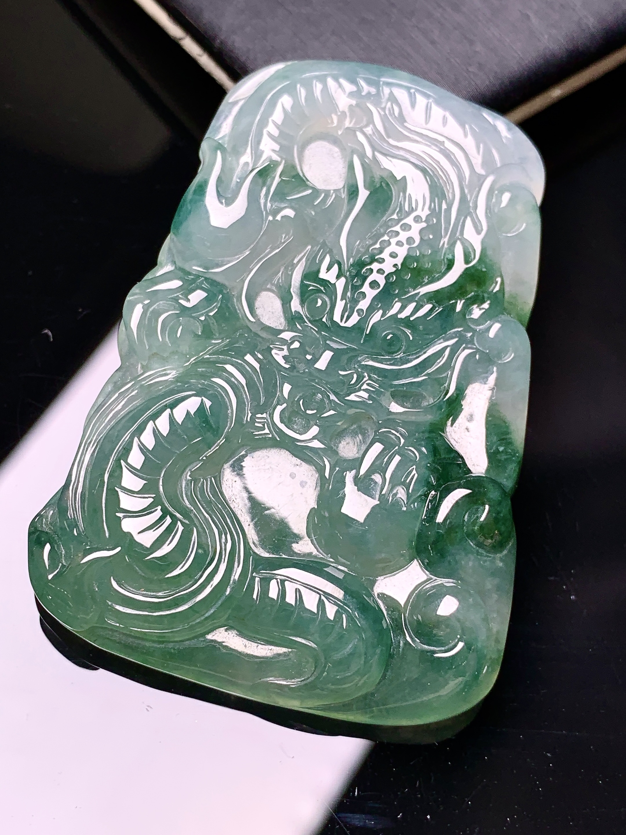 飘绿生肖龙吊坠 玉质细腻 色泽艳丽清新 水润亮眼 整体尺寸50.6*34.8*6.6c1