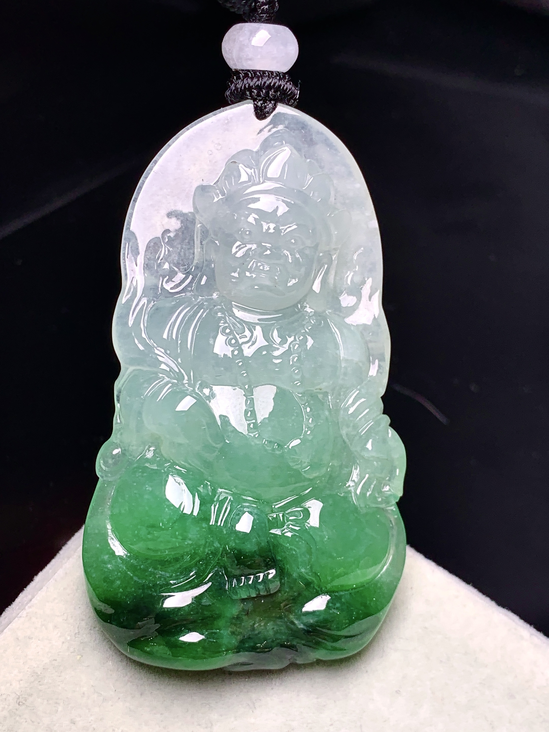 飘绿不动明王吊坠 玉质细腻 色泽艳丽清新 水润亮眼 整体尺寸50.6*29.5*7.8w1