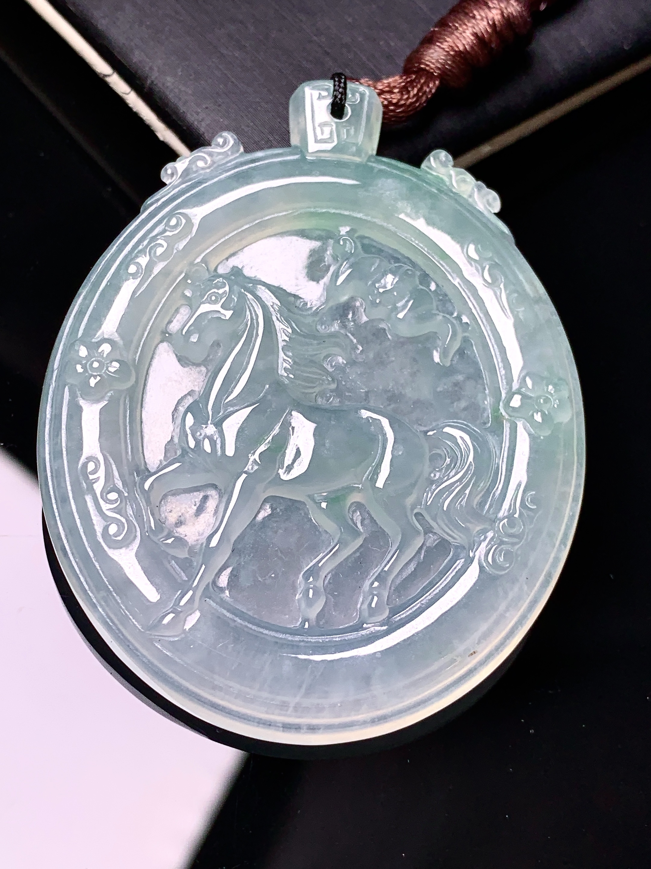 冰种生肖马吊坠 玉质细腻 色泽艳丽清新 水润亮眼 整体尺寸51*41*6b2