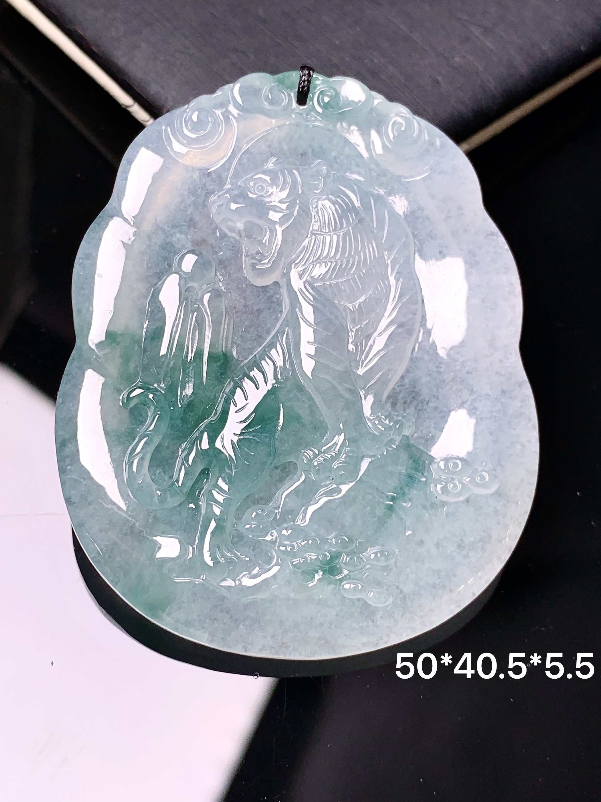 飘花生肖虎吊坠 玉质细腻 色泽艳丽清新 水润亮眼 整体尺寸50*40.5*5.5b2