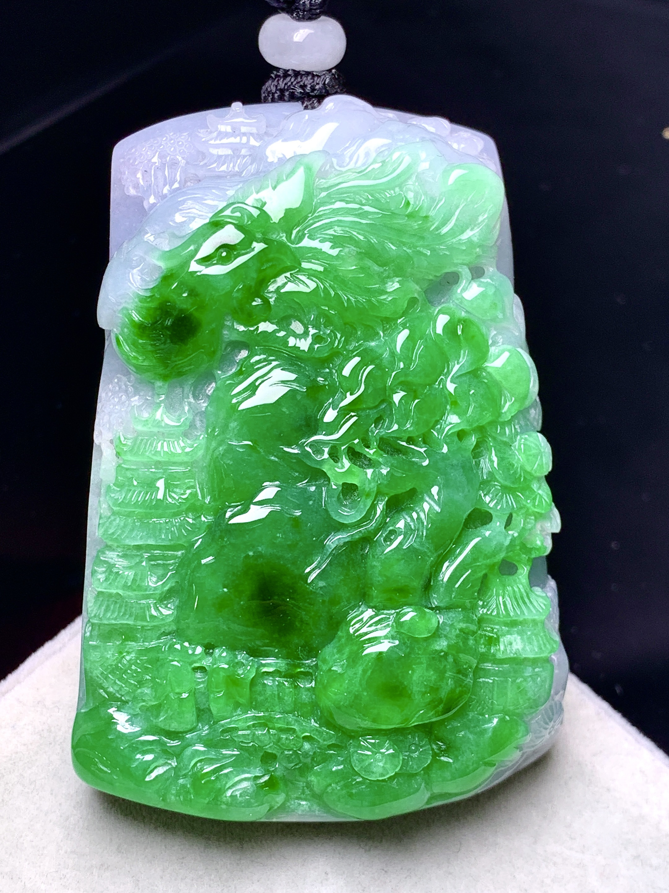 飘绿山水牌子吊坠 玉质细腻 色泽艳丽清新 水润亮眼 整体尺寸54.3*37*15w1