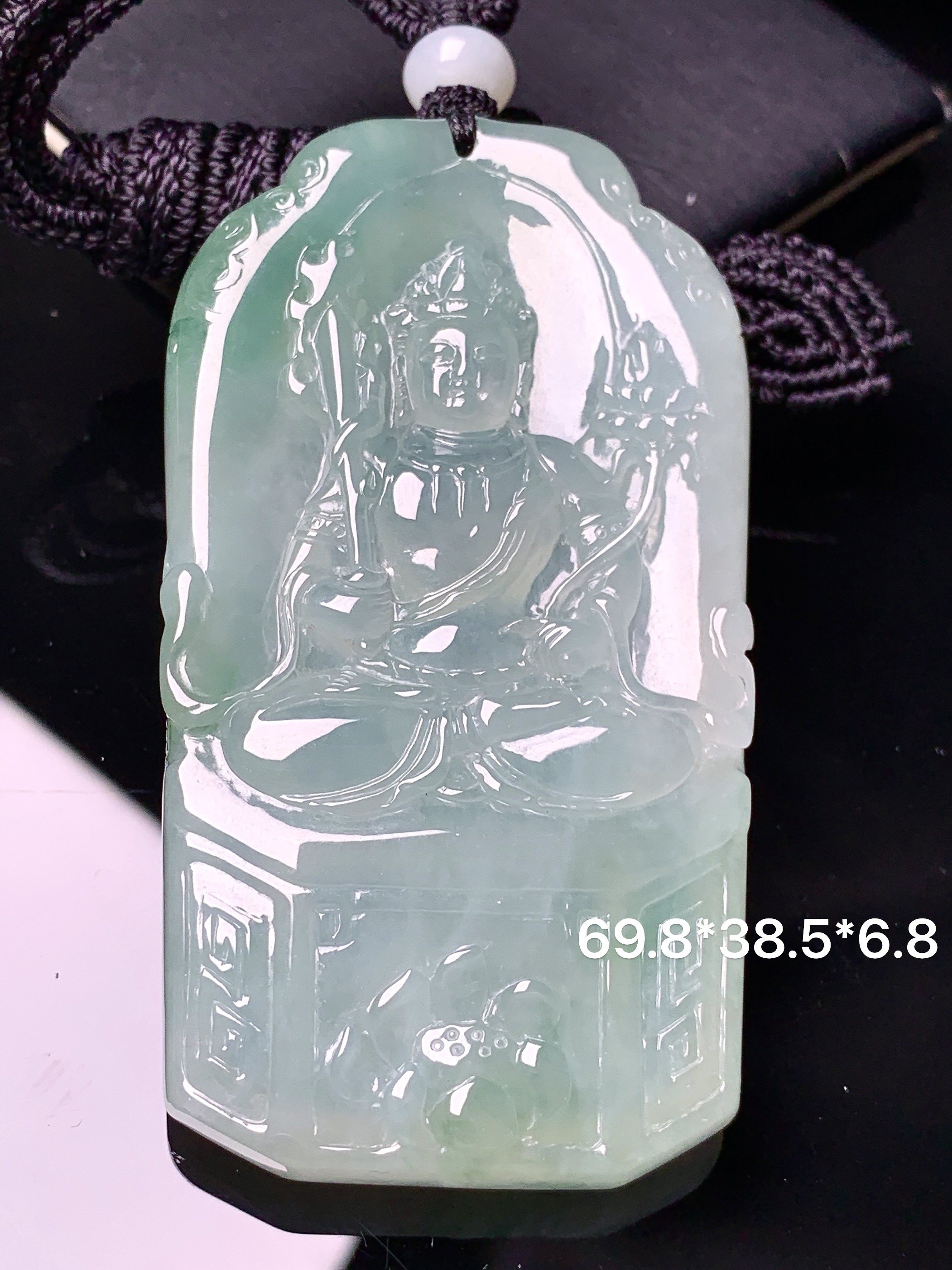 飘绿观音菩萨吊坠 玉质细腻 色泽艳丽清新 水润亮眼 整体尺寸69.8*38.5*6.8L1