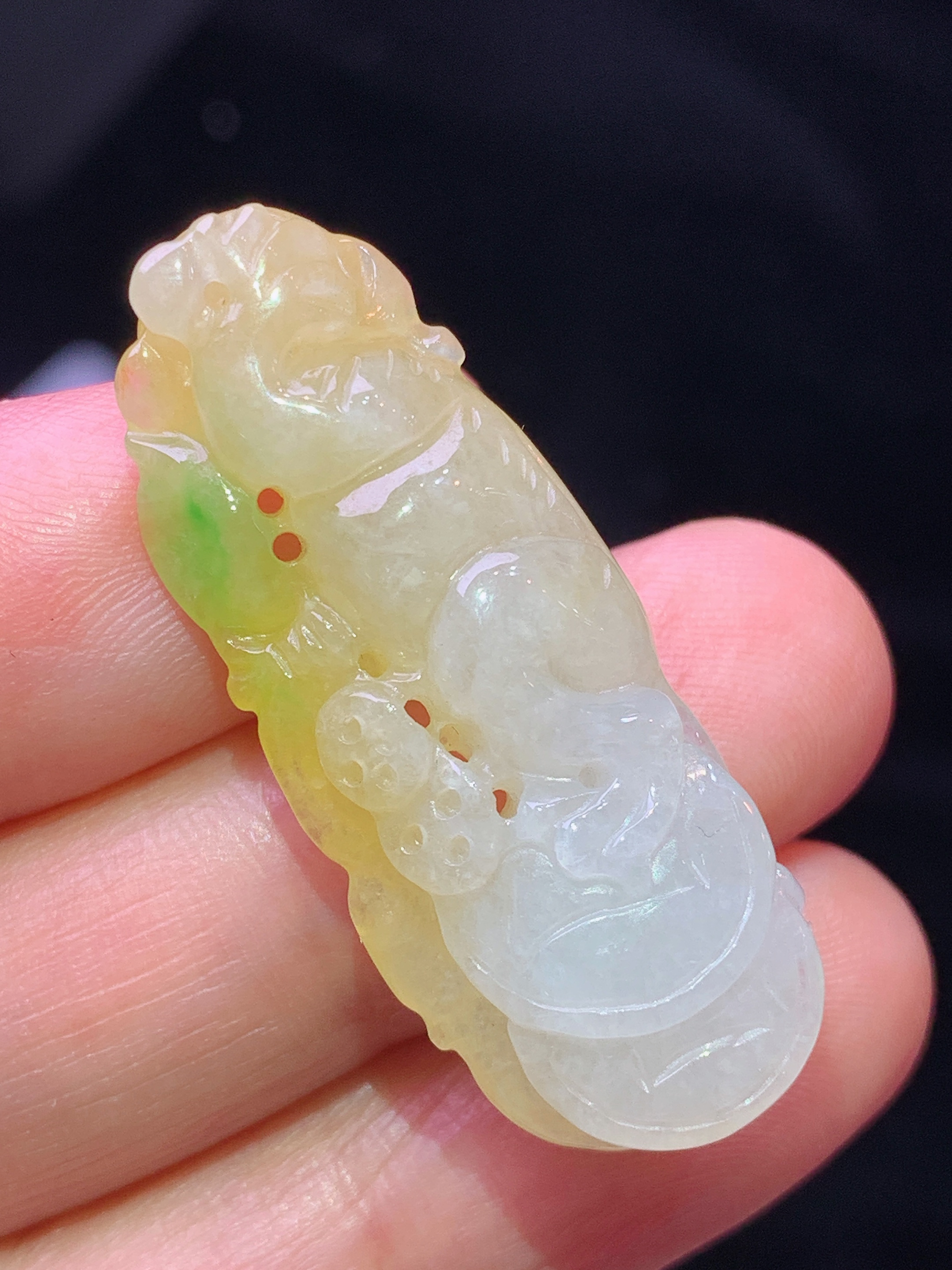 黄翡飘绿猴子吊坠 玉质细腻 色泽艳丽清新 水润亮眼 整体尺寸35.8*14*8.2a5