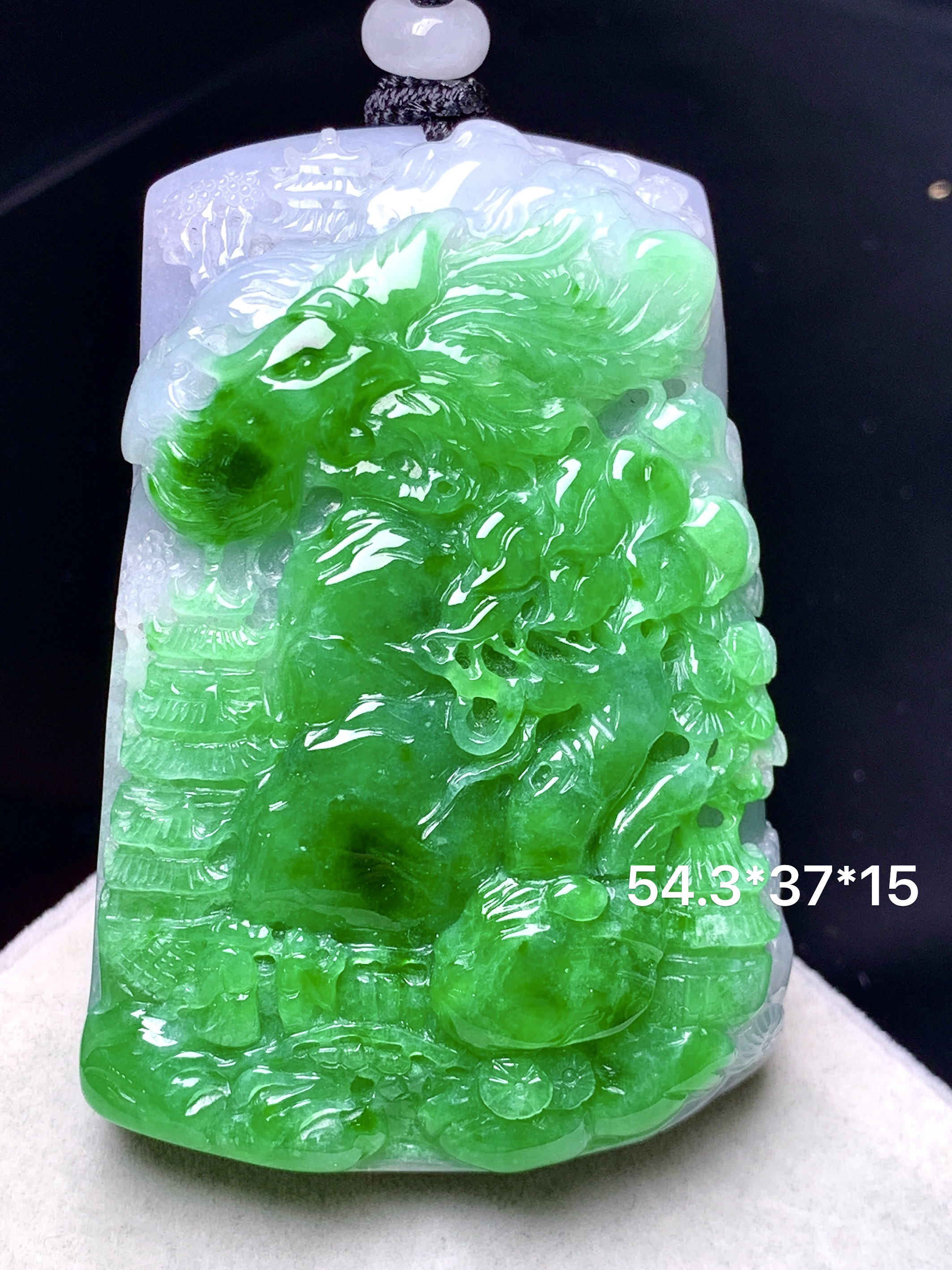 飘绿山水牌子吊坠 玉质细腻 色泽艳丽清新 水润亮眼 整体尺寸54.3*37*15w1