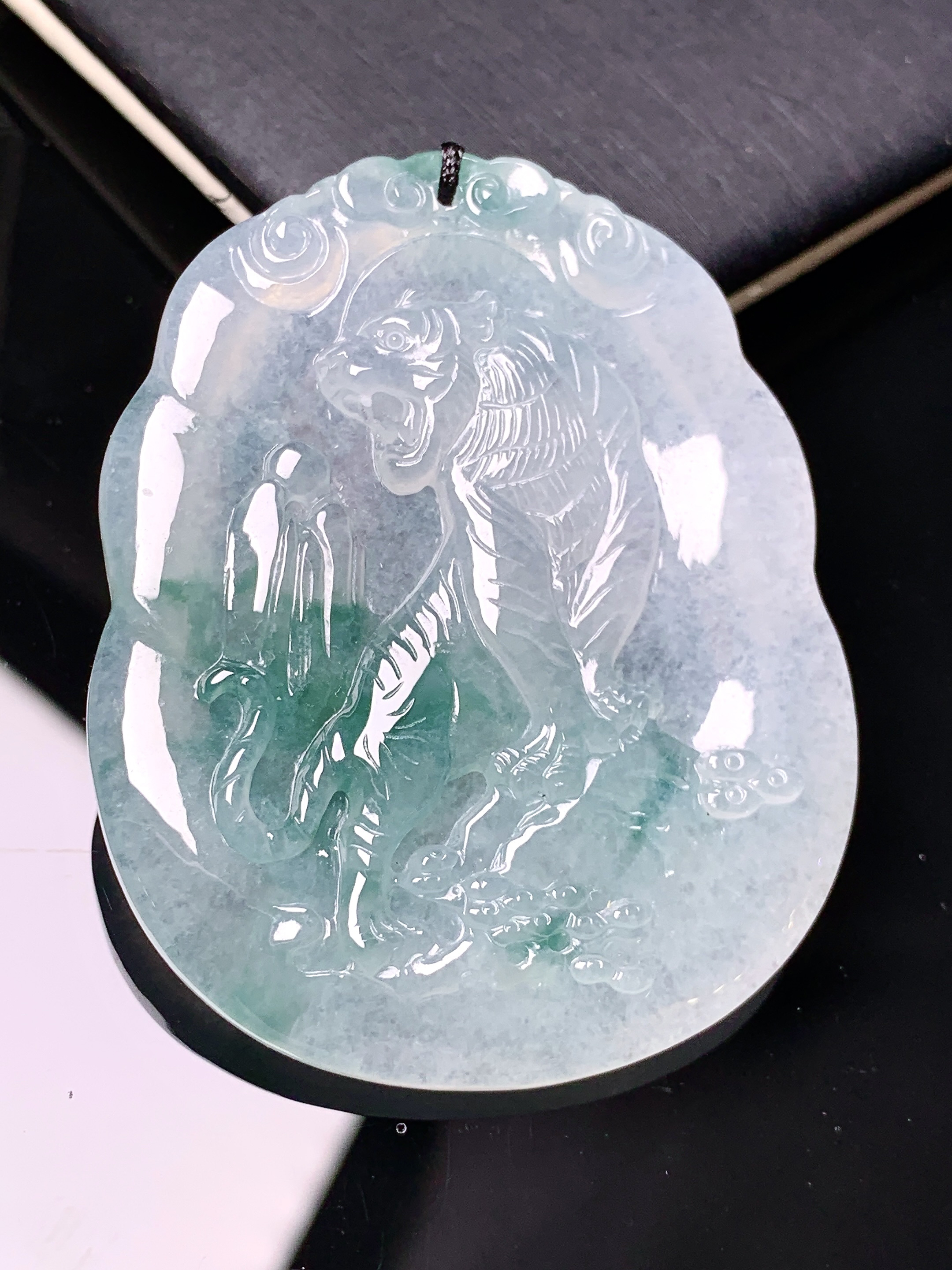 飘花生肖虎吊坠 玉质细腻 色泽艳丽清新 水润亮眼 整体尺寸50*40.5*5.5b2