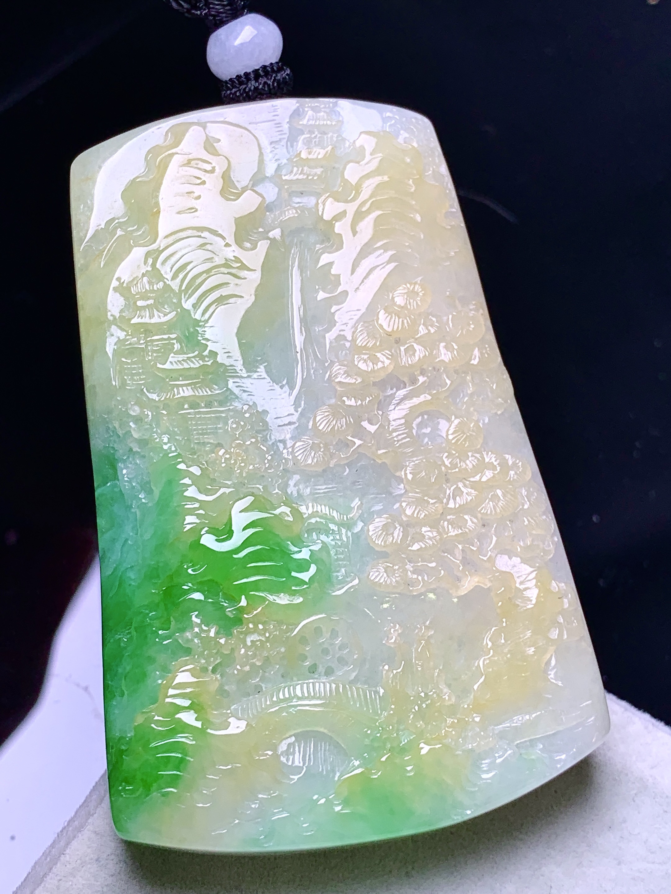 飘黄翡翡山水吊坠 玉质细腻 色泽艳丽清新 水润亮眼 整体尺寸61.2*39*10.3w1