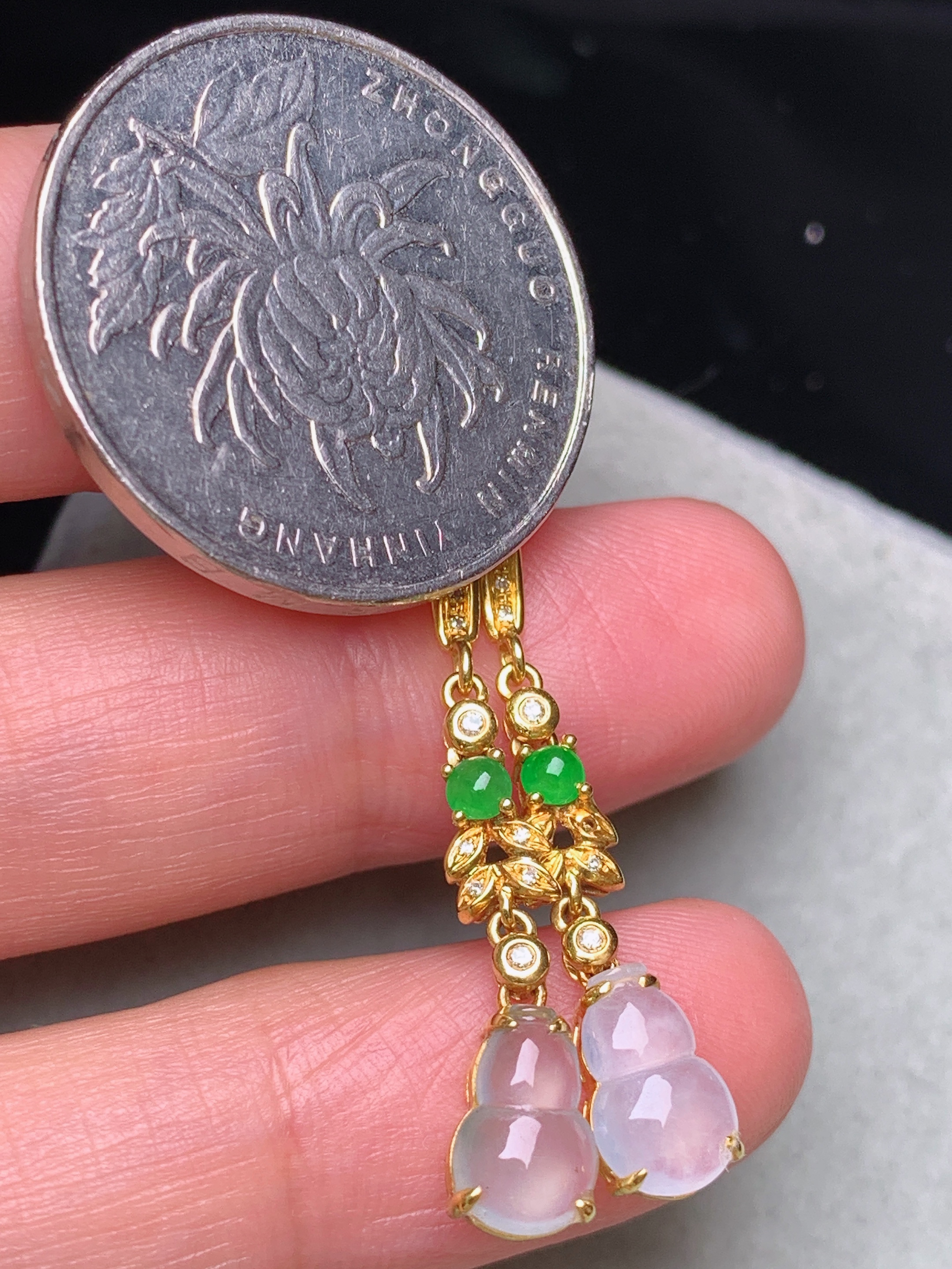 18k金钻镶嵌冰种葫芦耳坠 玉质细腻 色泽艳丽清新 水润亮眼 整体尺寸37.2*5.8*4.2z1