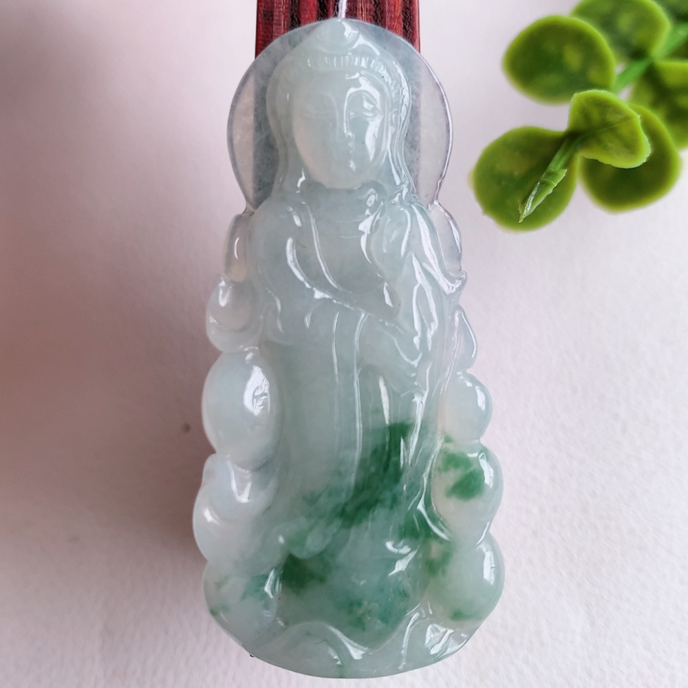 冰润飘花精雕观音吊坠，法相端庄大气，工艺精湛，种色浓郁，细腻饱满冰润，种老水足，收藏佳品，佩戴大气  W415.2   尺寸：52.5-25-5.3mm