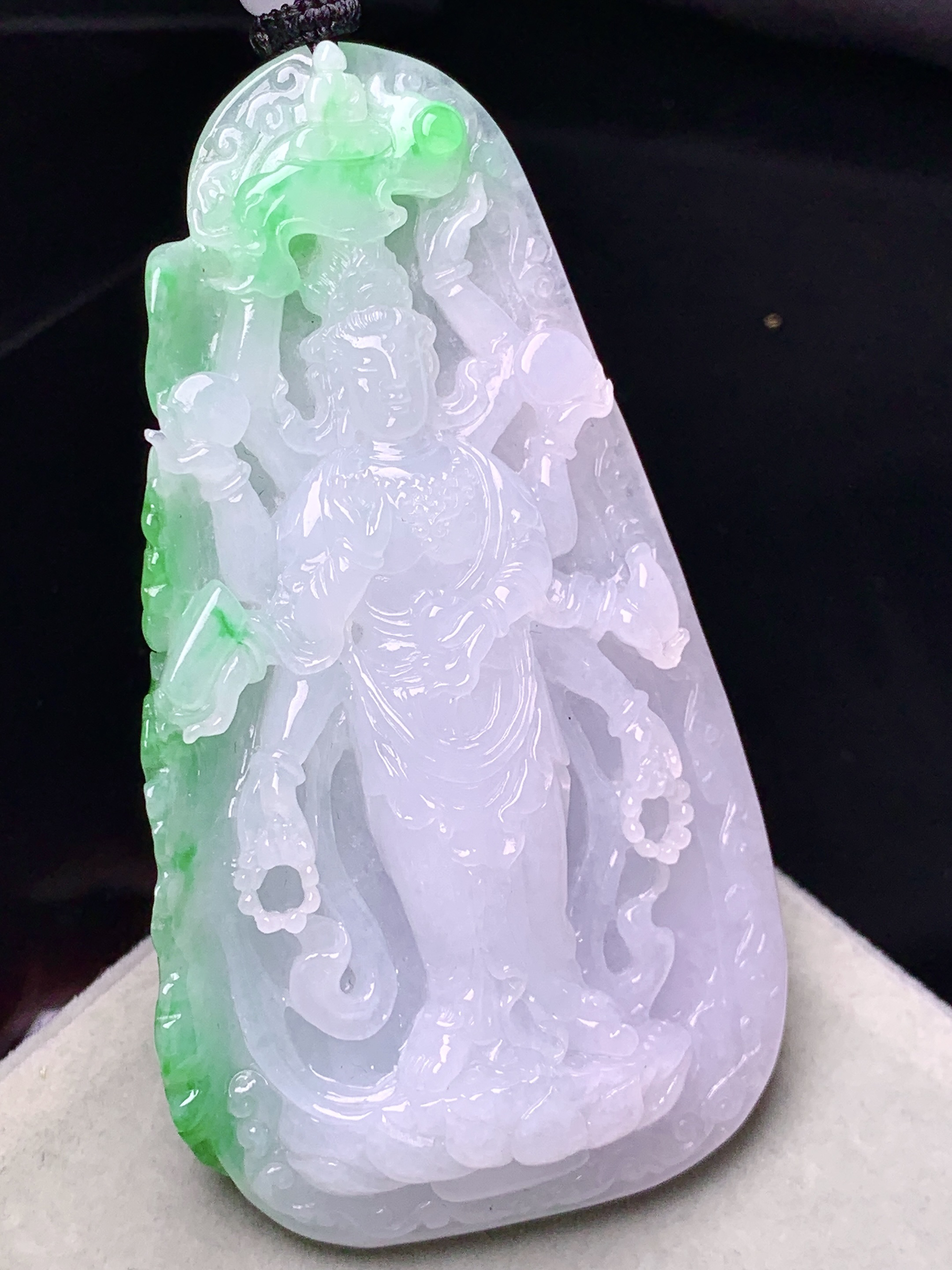 飘绿千手观音菩萨吊坠 玉质细腻 色泽艳丽清新 水润亮眼 整体尺寸72.3*40.5*12.3w1