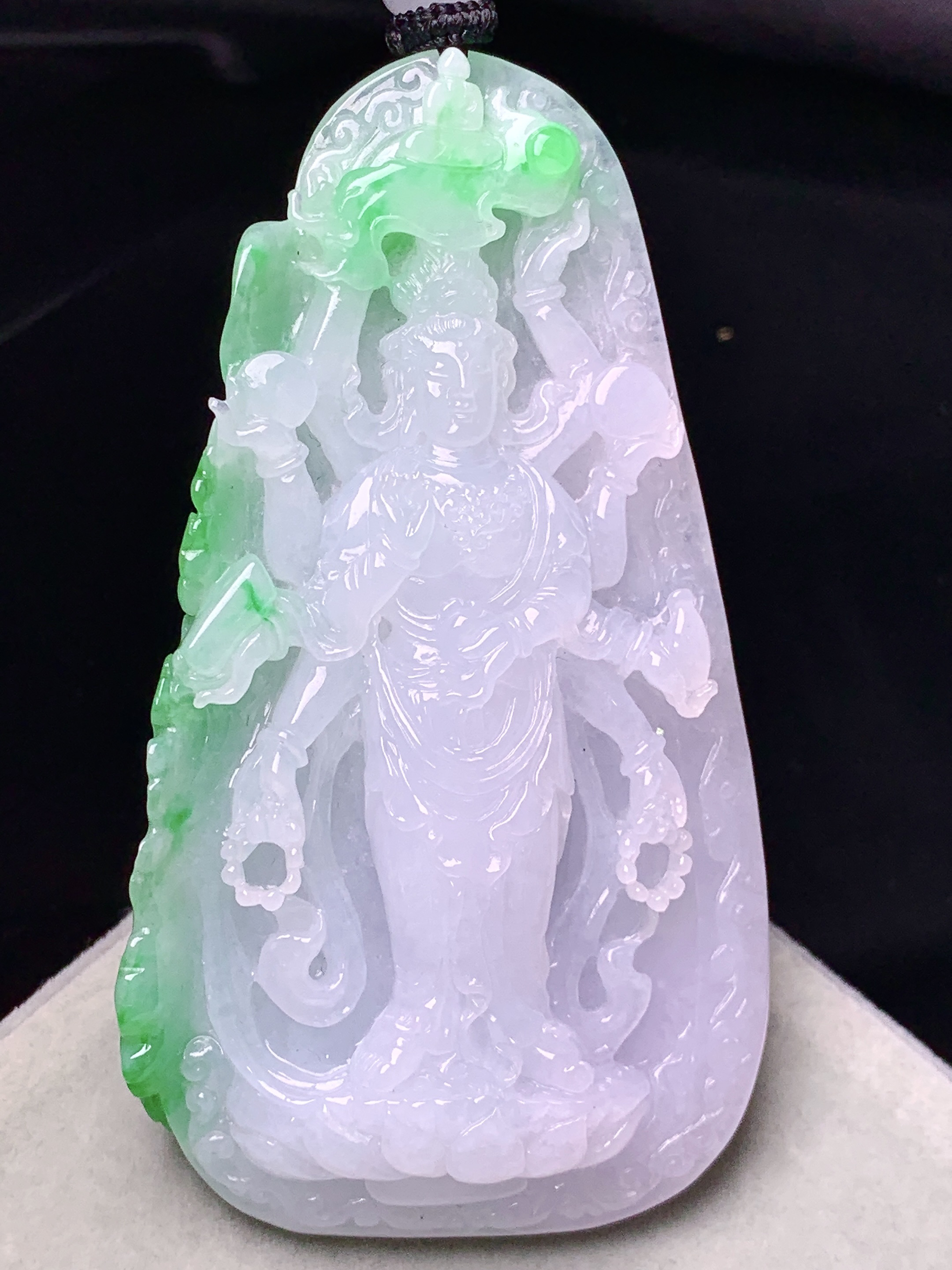 飘绿千手观音菩萨吊坠 玉质细腻 色泽艳丽清新 水润亮眼 整体尺寸72.3*40.5*12.3w1