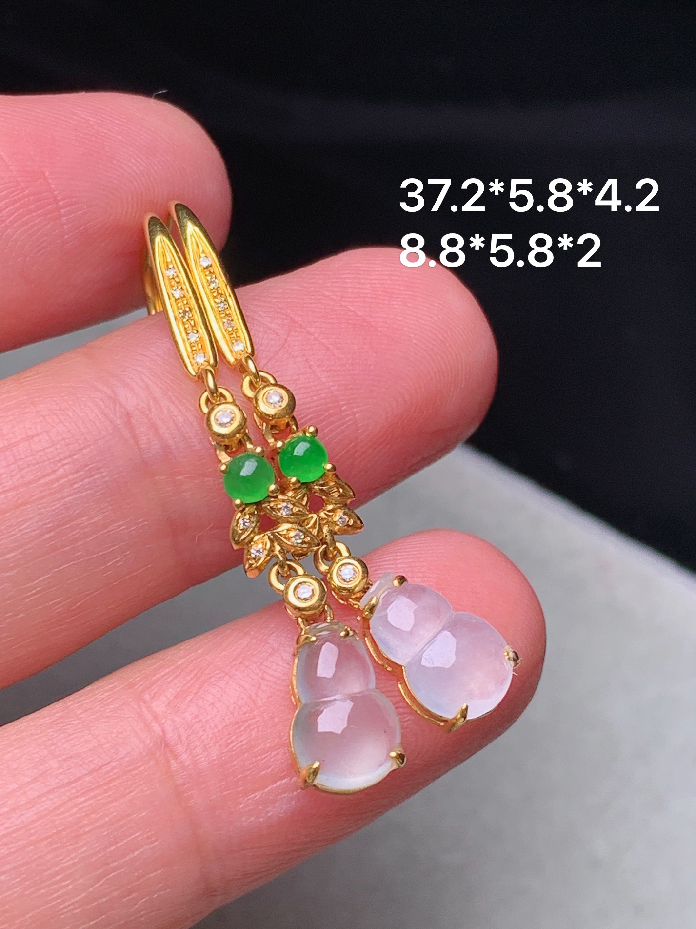 18k金钻镶嵌冰种葫芦耳坠 玉质细腻 色泽艳丽清新 水润亮眼 整体尺寸37.2*5.8*4.2z1