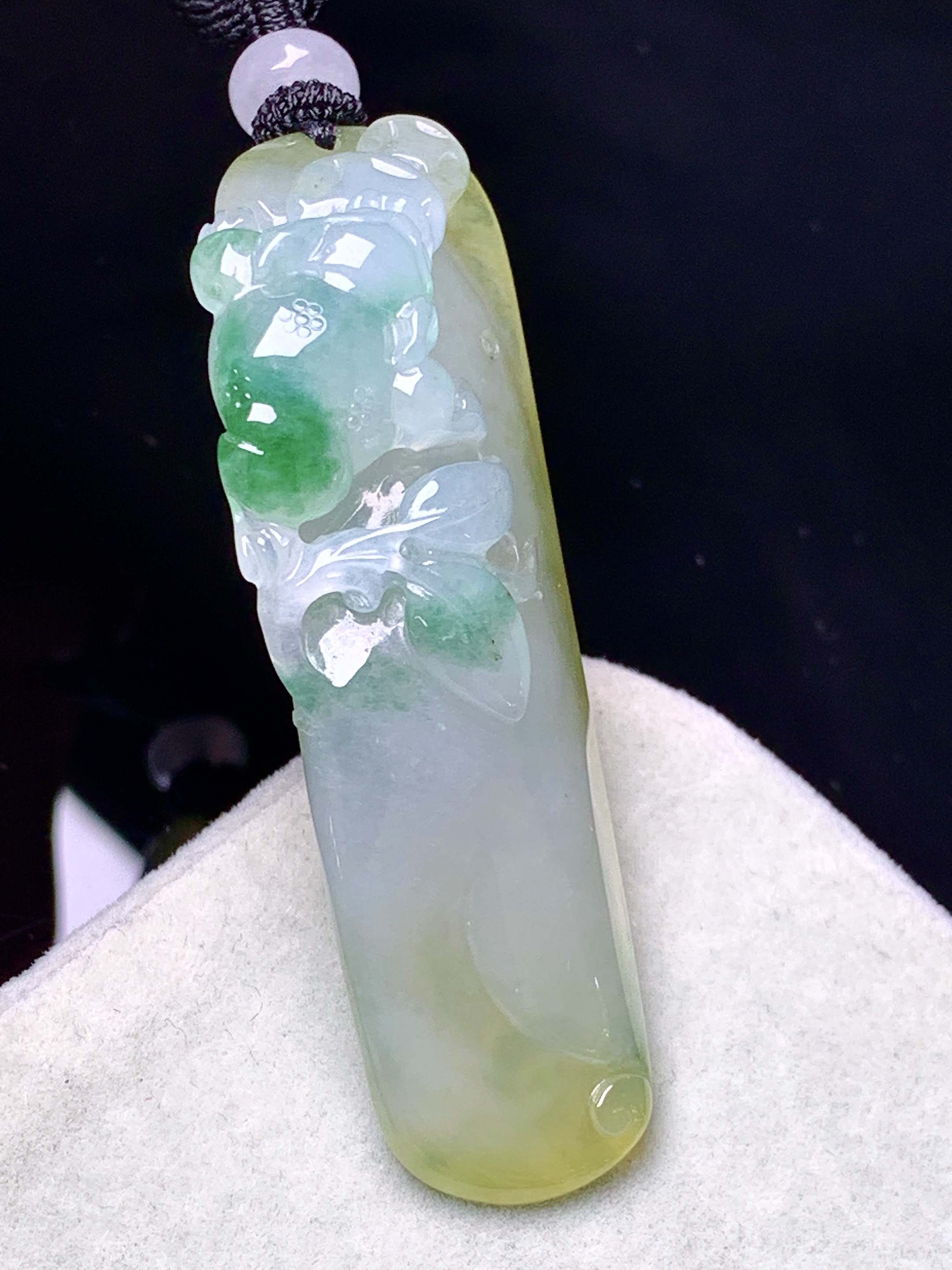 飘黄绿翡雕花件吊坠 玉质细腻 色泽艳丽清新 水润亮眼 整体尺寸54.3*11.6*14.6L1