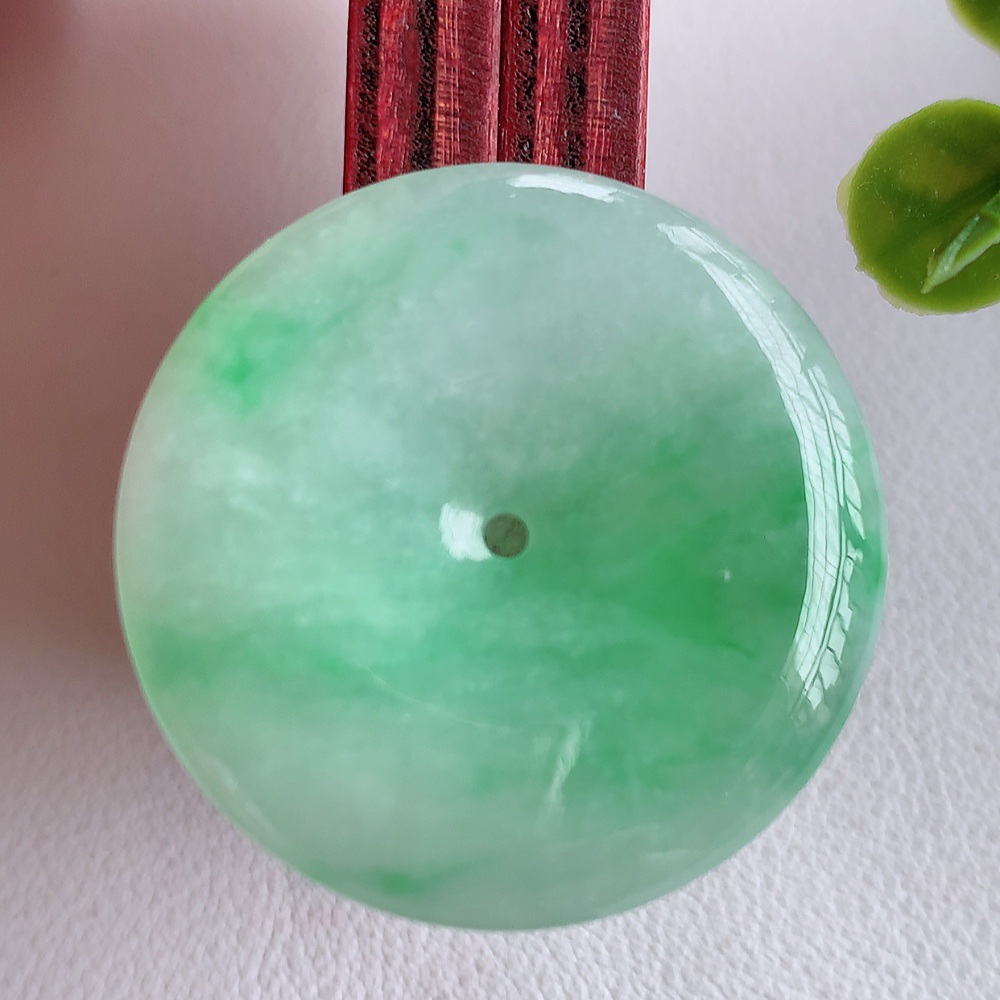 冰润飘绿平安扣吊坠，厚装饱满，冰润剔透，细腻水足，种质润泽，飘花灵动，佩戴优雅大气，W415.2  