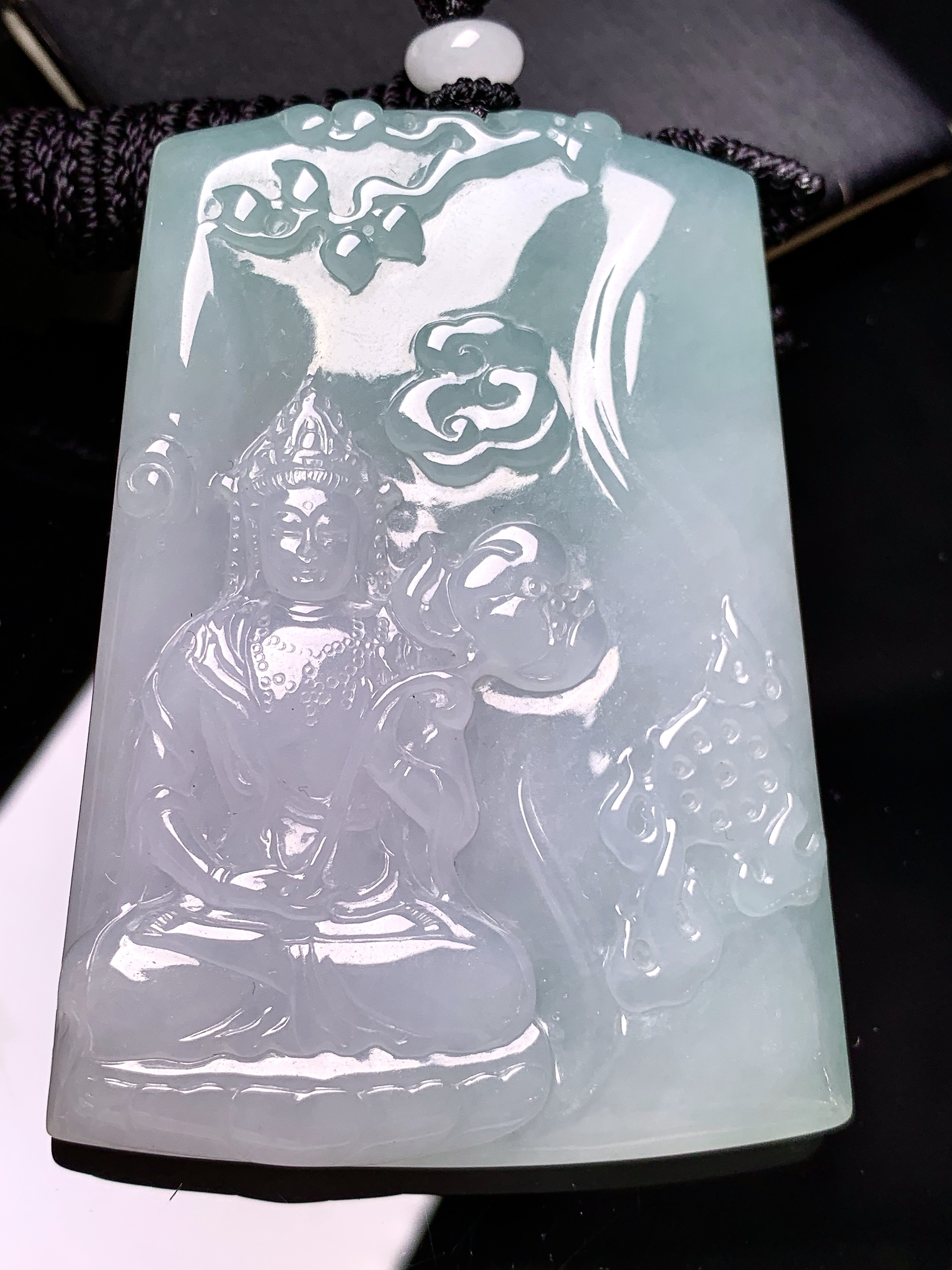 飘绿度母观音菩萨吊坠 玉质细腻 色泽艳丽清新 水润亮眼 整体尺寸65.8*47.6*7.6L1