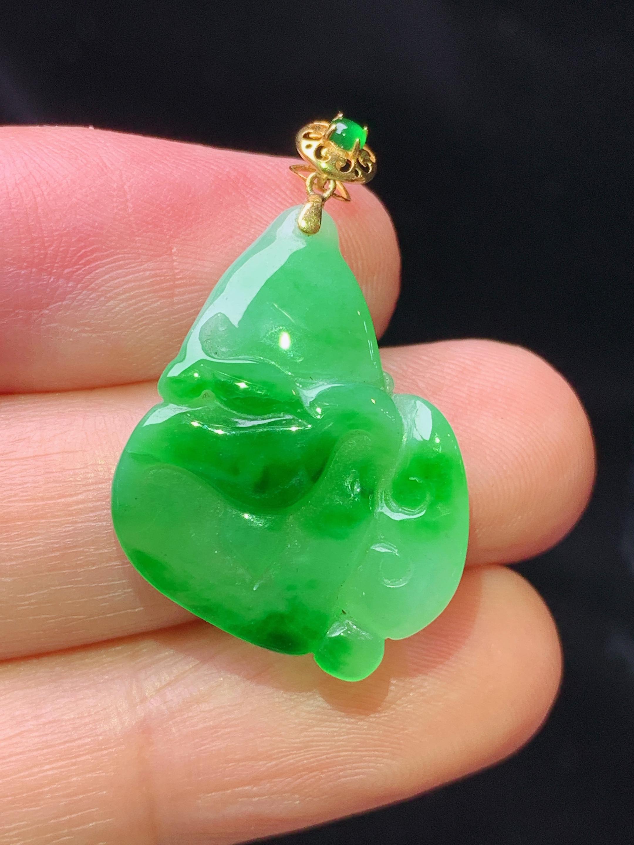18k金镶嵌飘绿白菜吊坠 玉质细腻 色泽艳丽清新 水润亮眼 整体尺寸29.5*18*5z1