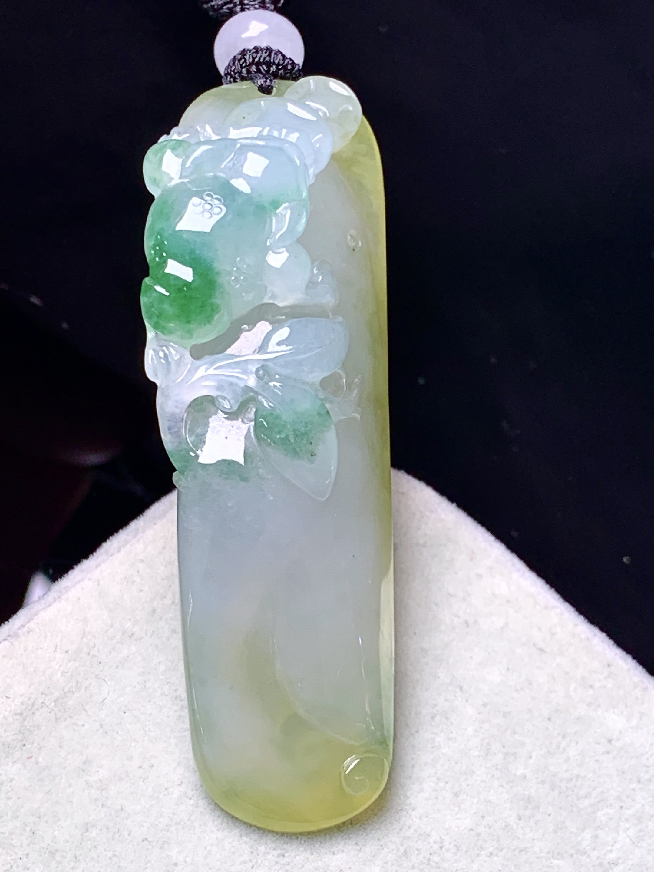 飘黄绿翡雕花件吊坠 玉质细腻 色泽艳丽清新 水润亮眼 整体尺寸54.3*11.6*14.6L1