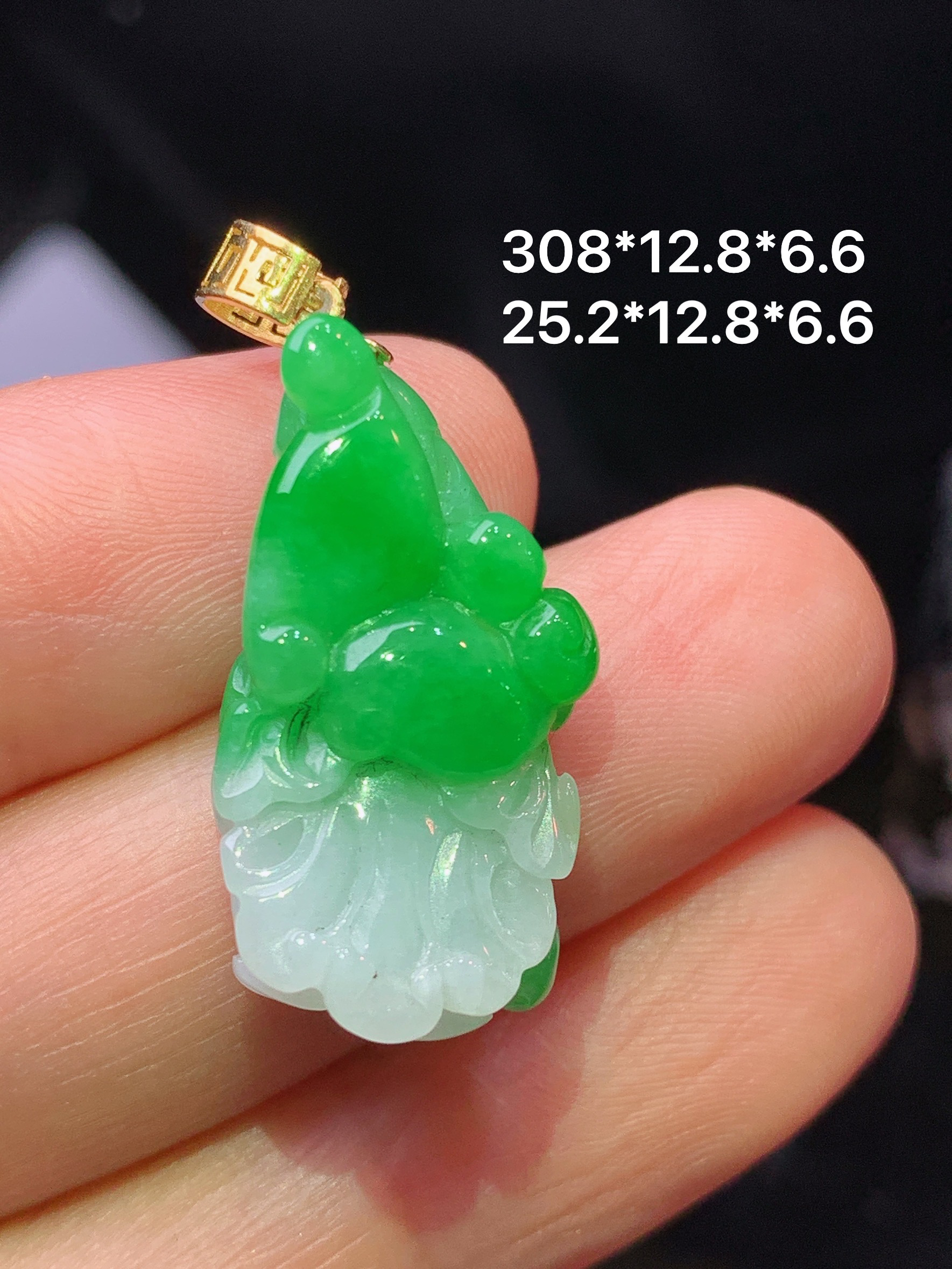18k金镶嵌飘绿白菜吊坠 玉质细腻 色泽艳丽清新 水润亮眼 整体尺寸30.8*12.8*6.6z1