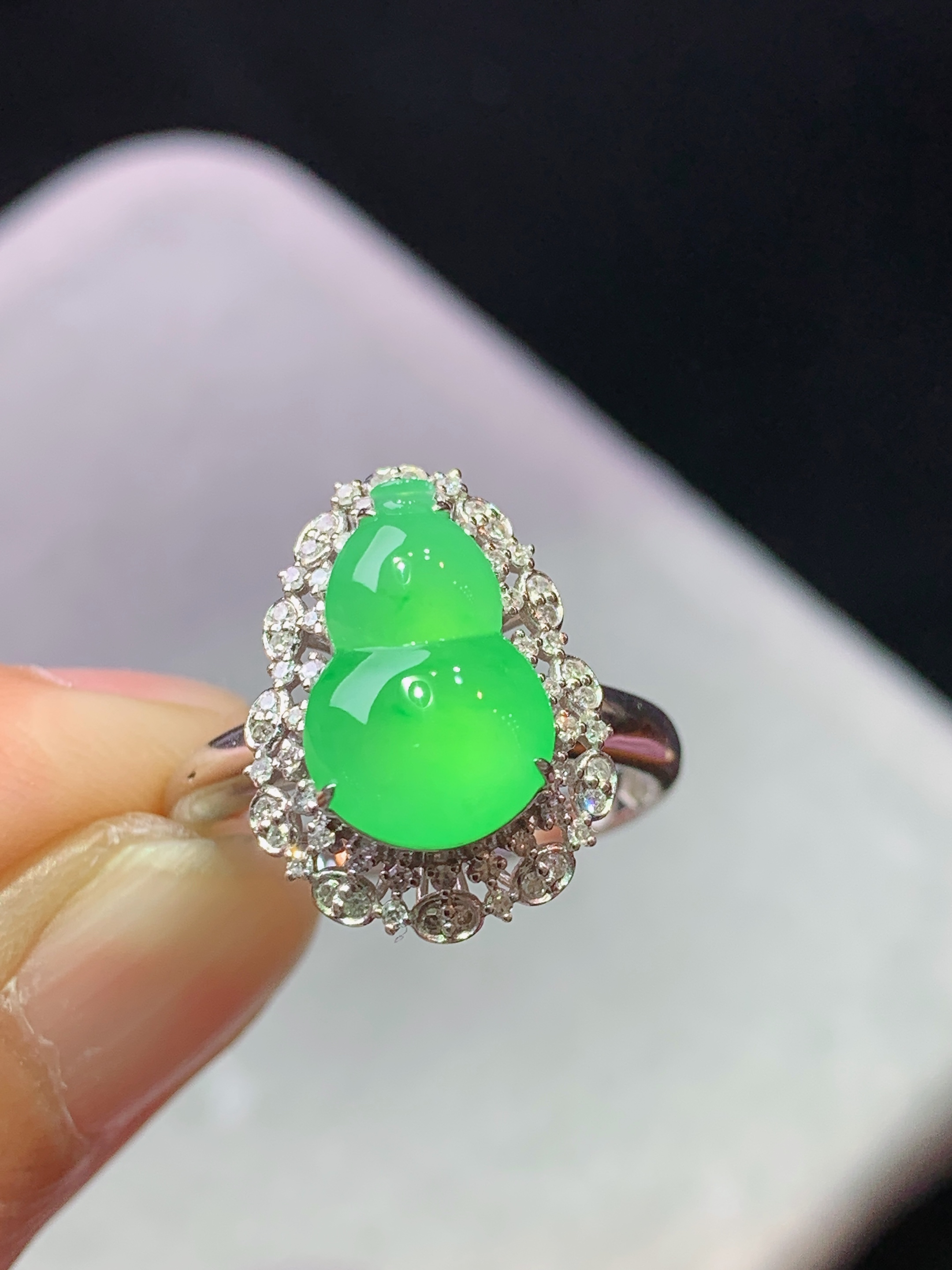 18k金钻镶嵌冰阳绿葫芦戒指 玉质细腻 色泽艳丽清新 水润亮眼 圈口14 整体尺寸16.6*12.2*8.5 x2