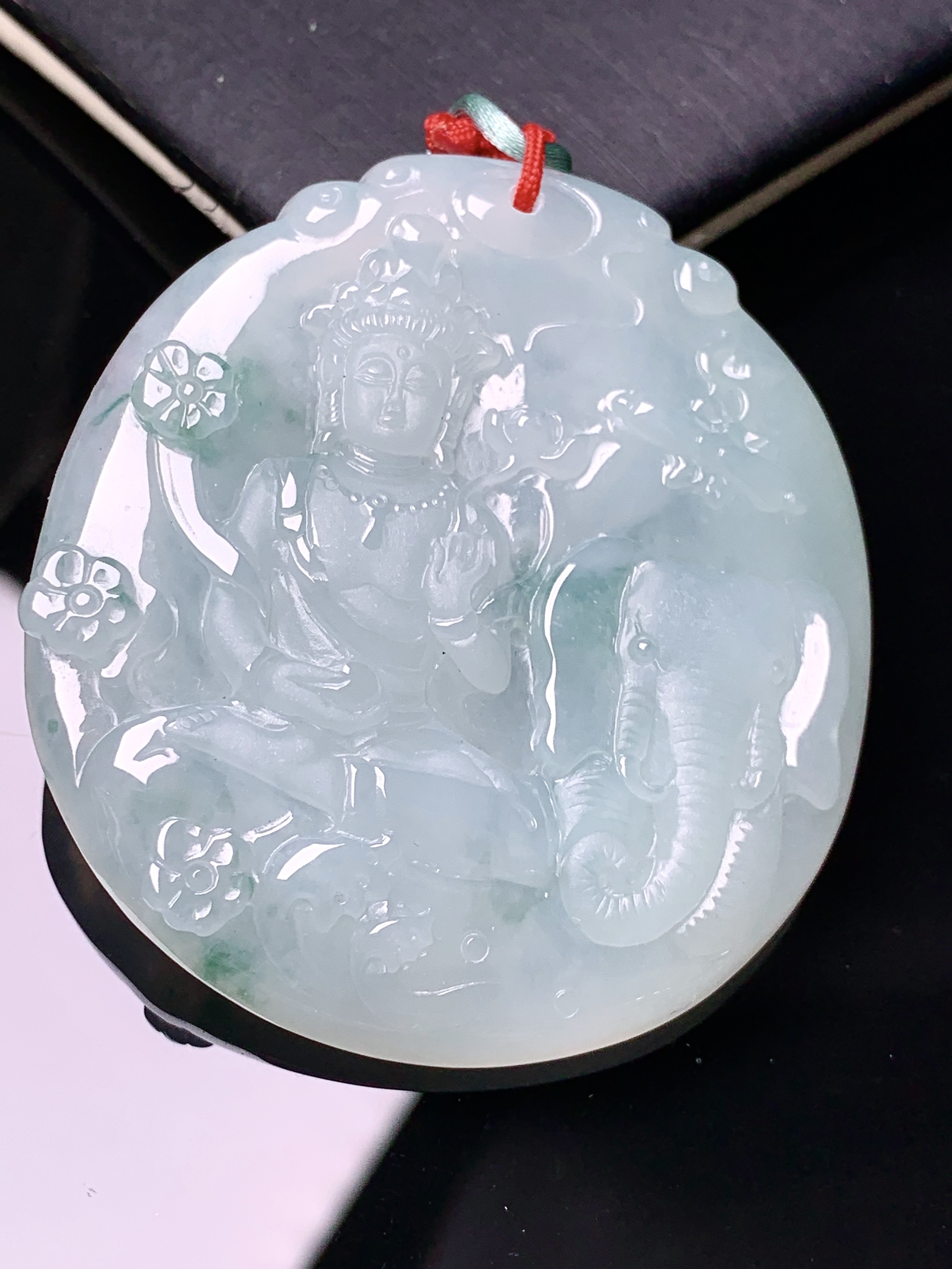 飘绿普贤观音菩萨吊坠 玉质细腻 色泽艳丽清新 水润亮眼 整体尺寸51.3*46.5*5.5b2
